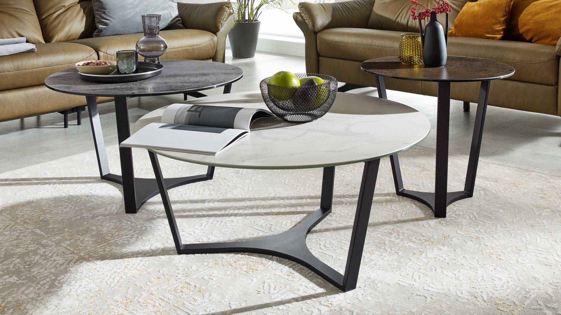 Couchtisch Interliving aus Keramik in Weiß Interliving Couchtisch Serie 6208 - Couchtisch Weiß marmorfarbene Keramik & schwarzer Stahl - Durchmesser ca. 90 cm