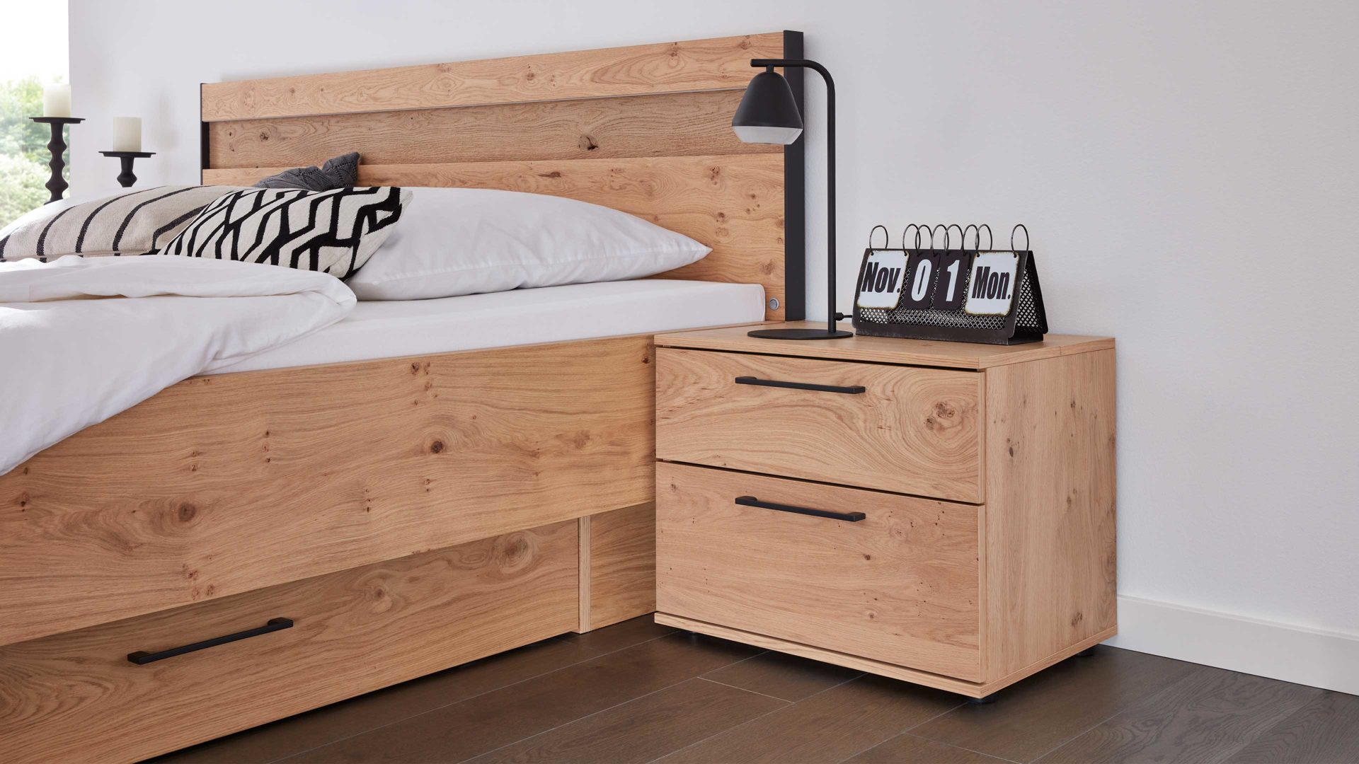 Nachtkommode Interliving aus Holz in Holzfarben Interliving Schlafzimmer Serie 1024 – Nachtkommode 220021 zwei Schubladen, Balkeneiche - Breite ca. 60 cm