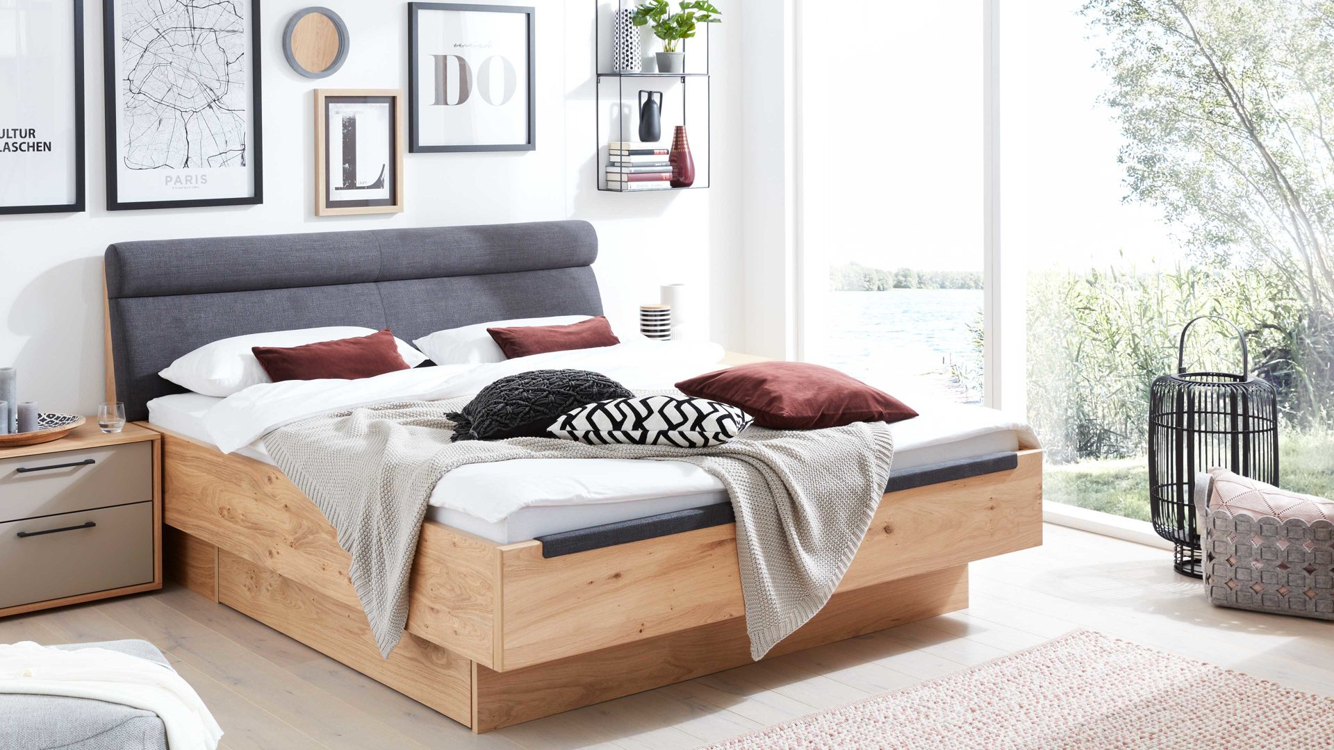 Bettgestell Interliving aus Holz in Anthrazit Interliving Schlafzimmer Serie 1023 – Bettgestell schwebend, Liegefläche ca. 200 x 200 cm - Balkeneiche & Anthrazit