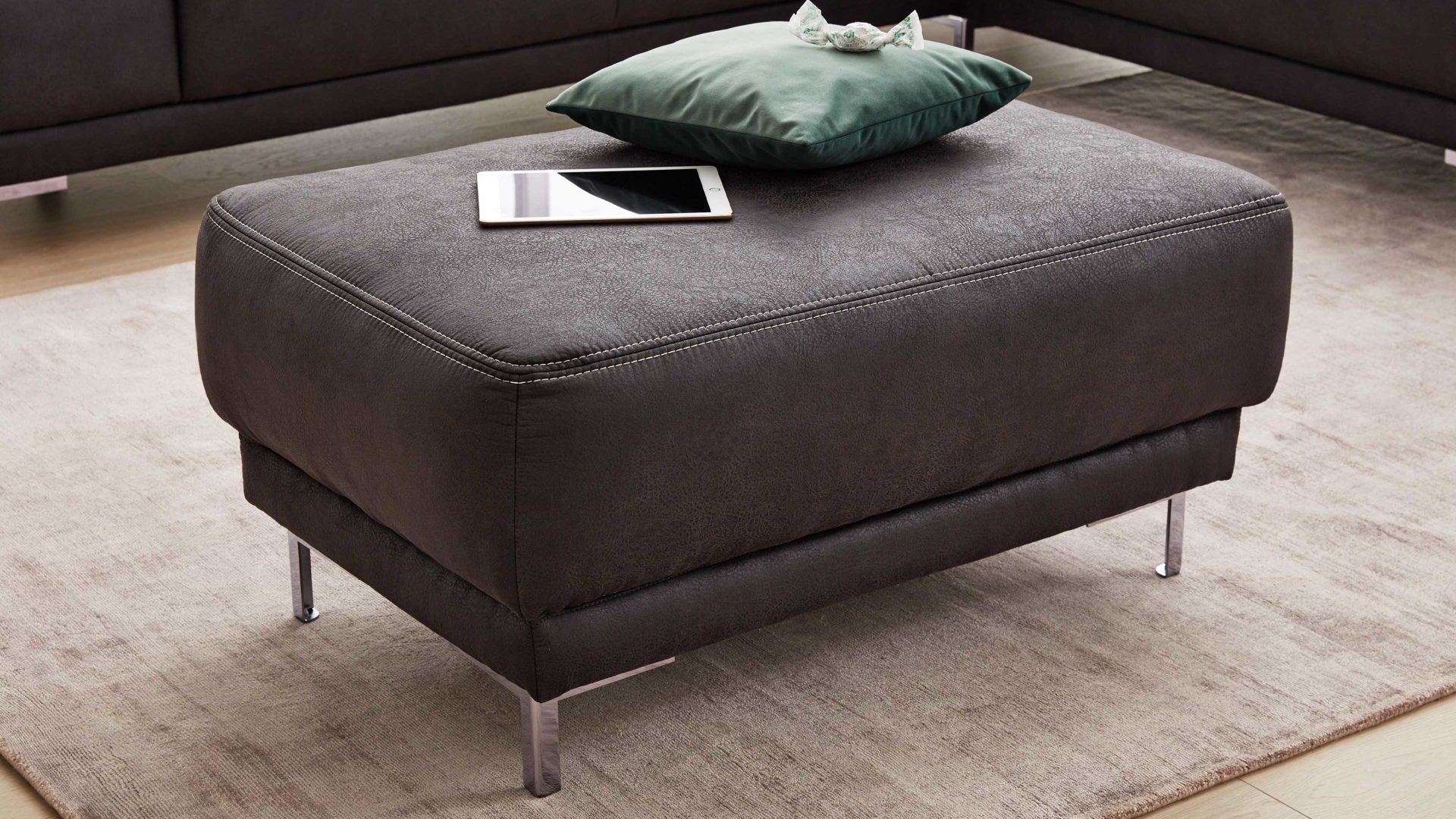 Polsterhocker Interliving aus Stoff in Anthrazit Interliving Sofa Serie 4252 – Polsterhocker anthrazitfarbener Stoff Büffel & Metallfüße – ca. 125 x 65 cm