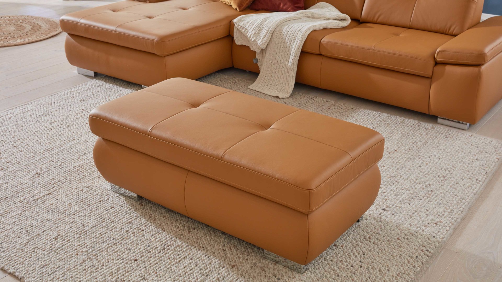 Polsterhocker modulmaster aus Leder in Orange Modulmaster MM-PN1044 - XXL-Hocker als Sitzmöbel kurkumafarbenes Leder Vivre & Rollenfüße – ca. 129 x 64 cm