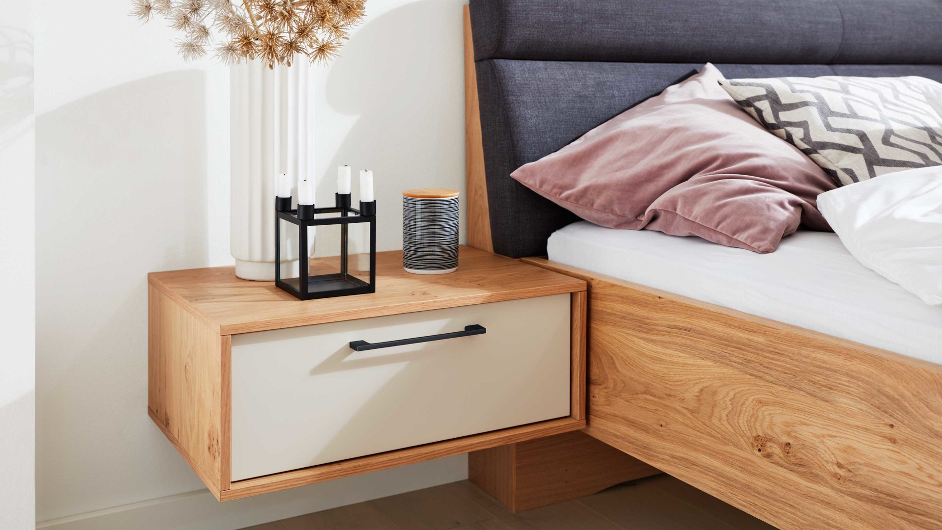 Nachtkommode Interliving aus Holz in Weiß Interliving Schlafzimmer Serie 1023 – Nachtkommode Breite ca. 50 cm - Weiß & Balkeneiche, eine Schublade