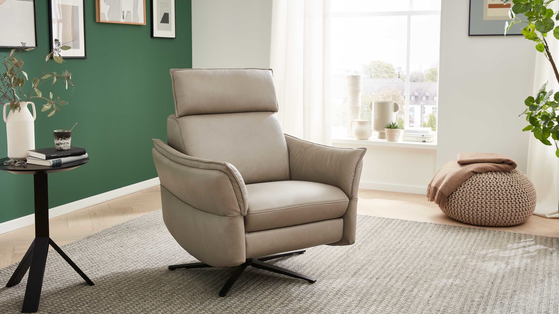 Relaxsessel comfortmaster besser sitzen, liegen, leben aus Leder in Beige Comfortmaster 7267 - Relaxsessel 24E44 motorisch - stahlfarbenes LongLife-Leder & anthrazitfarbener Sternfuß