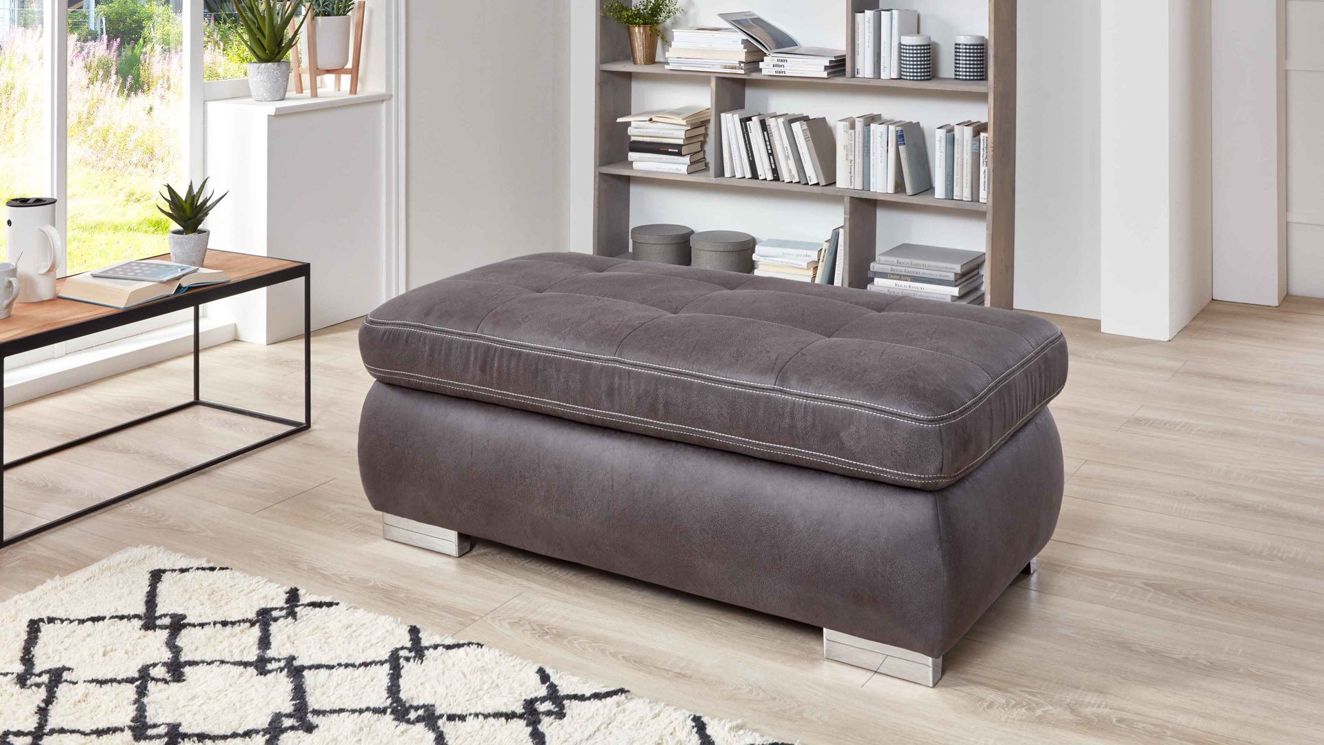 Polsterhocker modulmaster aus Stoff in Anthrazit Modulmaster MM-MP1061 - XXL-Hocker anthrazitfarbene Mikrofaser Saddle & glänzende Metallfüße - ca. 129 x 64 cm