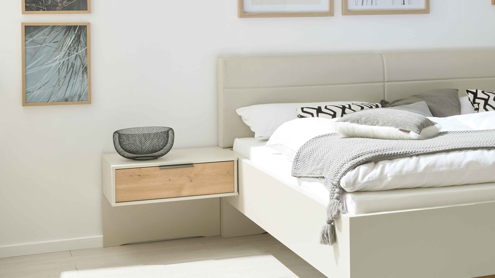 Nachtkommode Interliving aus Holz in Holzfarben Interliving Schlafzimmer Serie 1026 – Nachtkonsolen-Set Eiche bianco & Champagner - zweiteilig