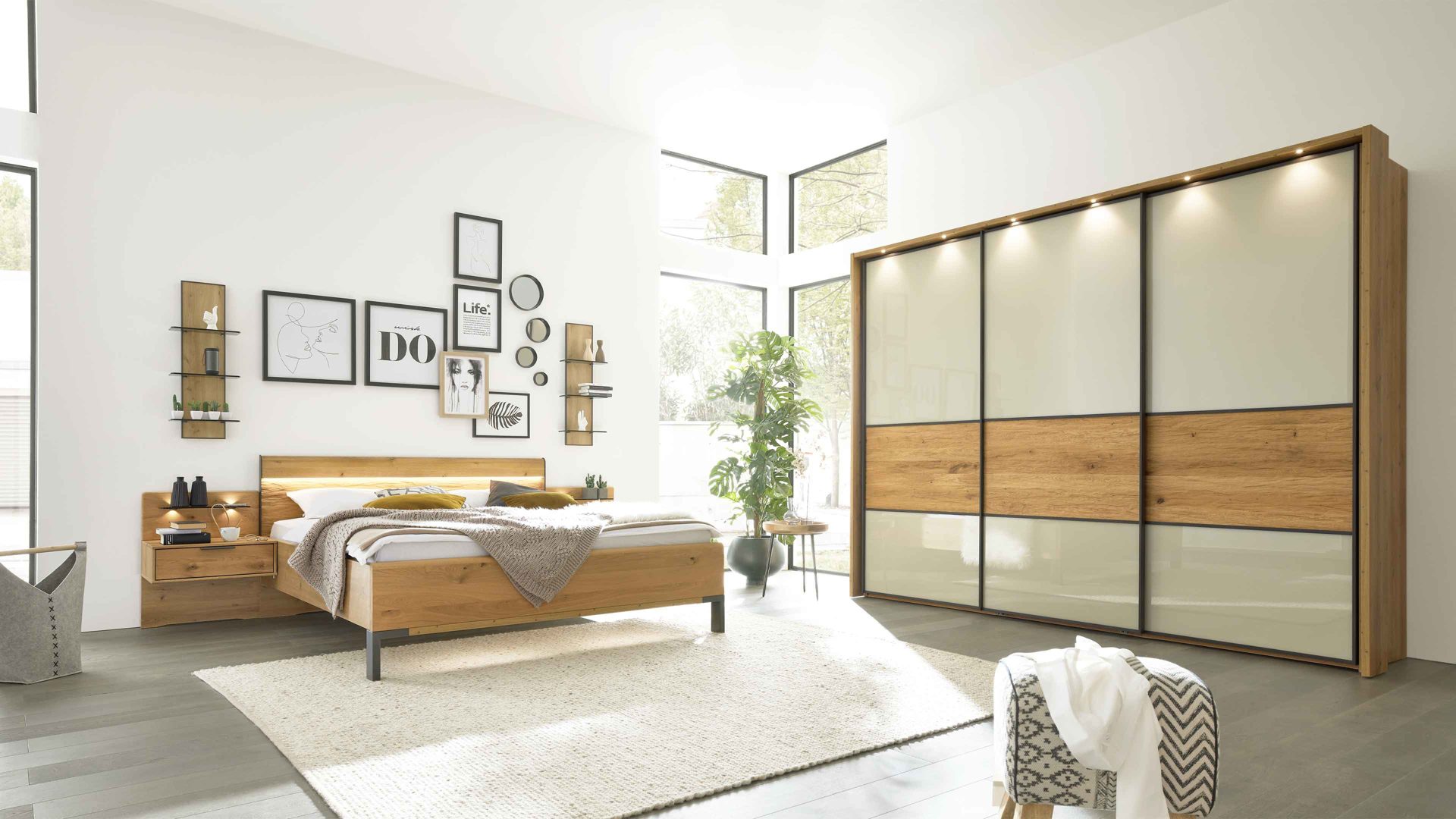 Komplettzimmer Interliving aus Holz in Hellgrau Interliving Schlafzimmer Serie 1027 – Komplettzimmer 001 Eiche bianco & Champagner - vierteilig