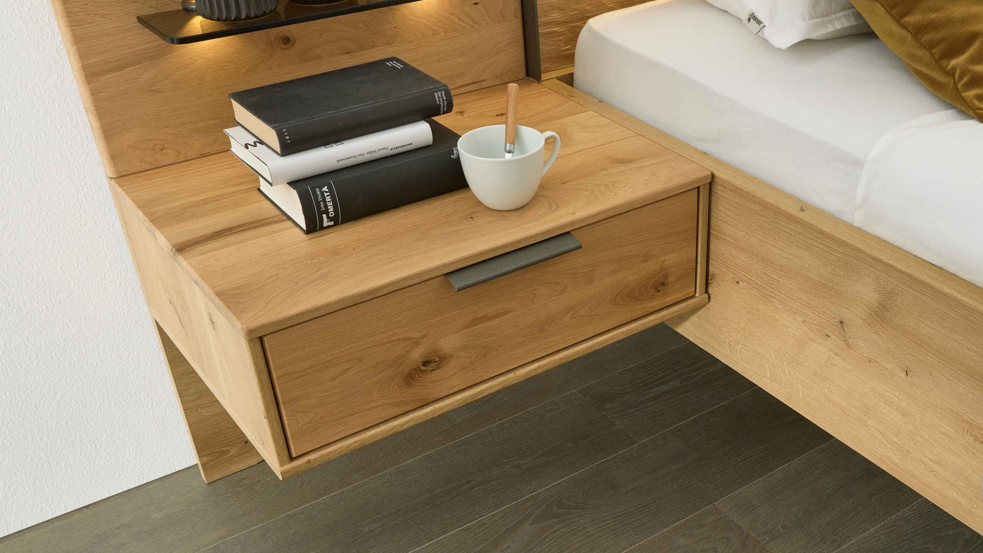 Nachtkommode Interliving aus Holz in Holzfarben Interliving Schlafzimmer Serie 1027 – Nachtkonsolen-Set Eiche bianco - zweiteilig