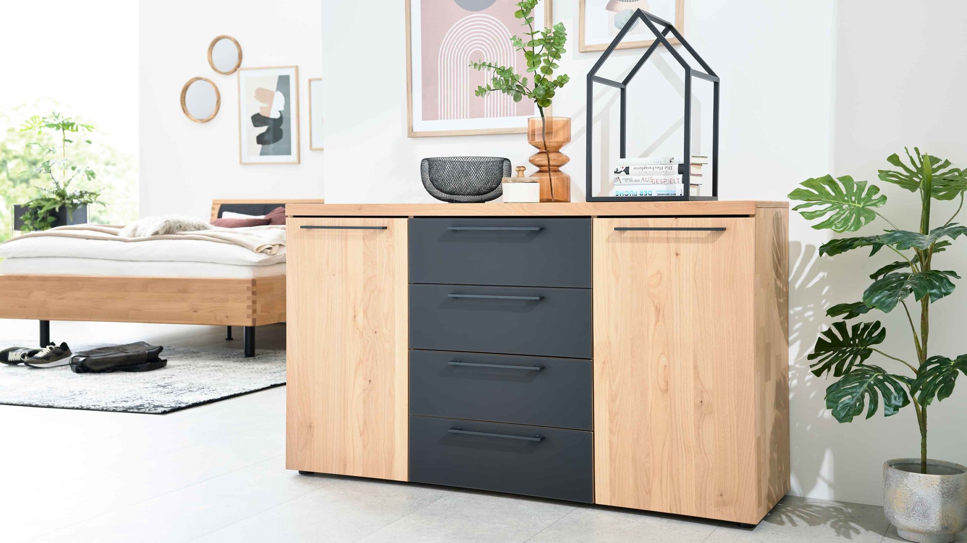 Kombikommode Interliving aus Holz in Holzfarben Interliving Schlafzimmer Serie 1028 – Kombikommode Erle & Carbon – zwei Türen, vier Schubladen, Breite ca. 149 cm