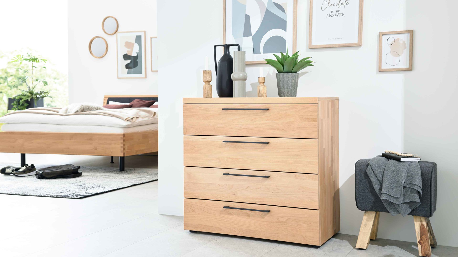 Schubladenkommode Interliving aus Holz in Holzfarben Interliving Schlafzimmer Serie 1028 – Schubladenkommode Erle – vier Schubladen