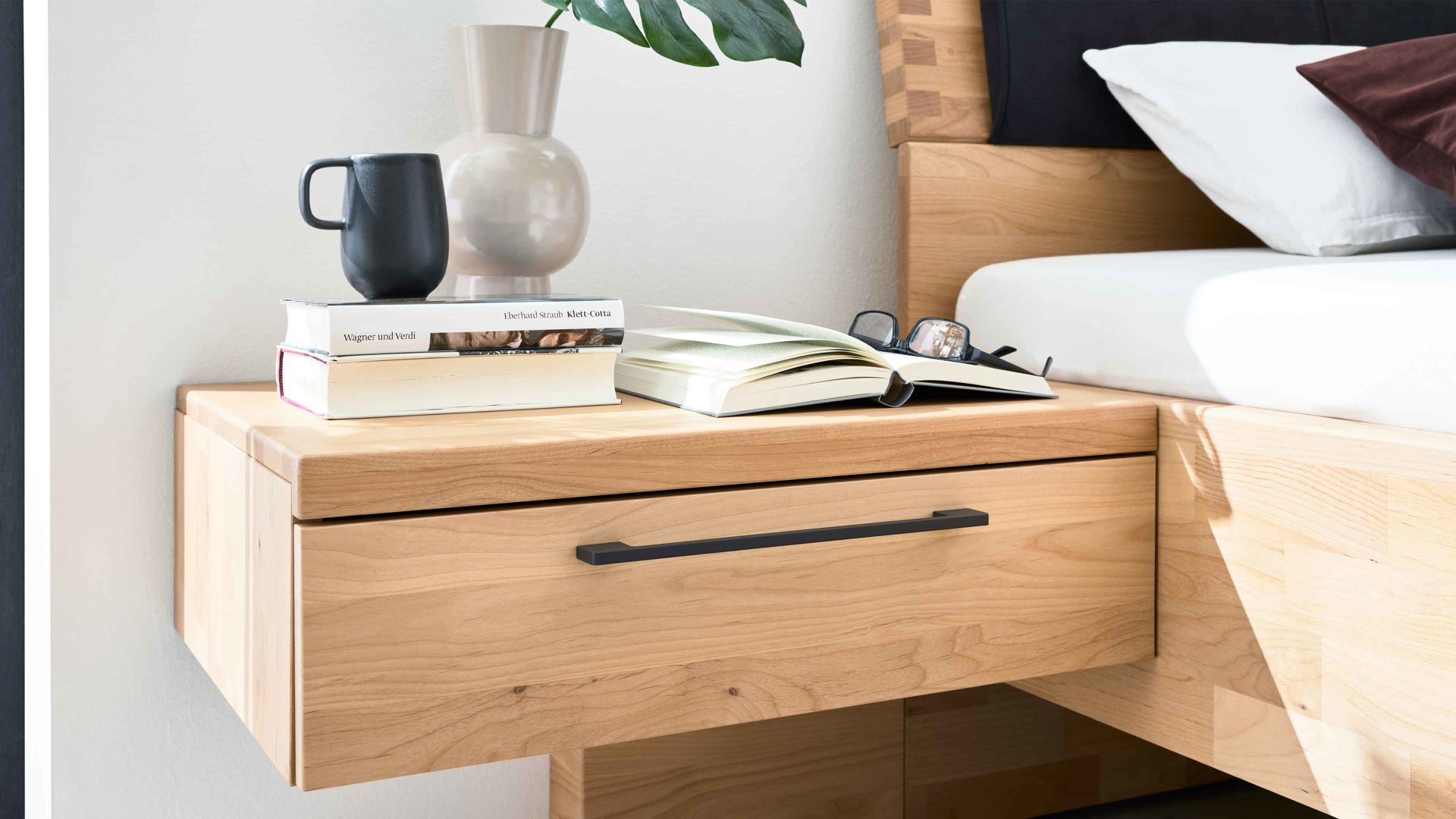 Nachtkommode Interliving aus Holz in Holzfarben Interliving Schlafzimmer Serie 1028 – Hänge-Nachtkonsole links - Erle, eine Schublade