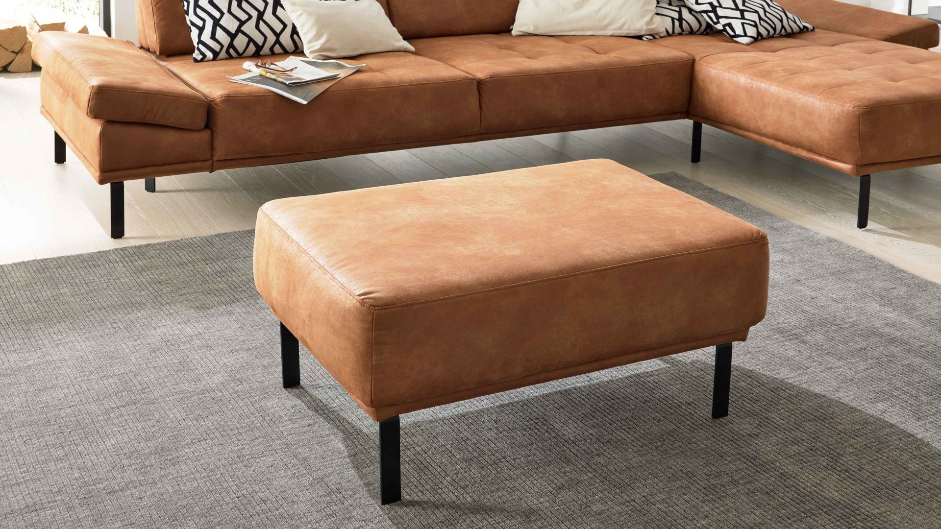 Polsterhocker Interliving aus Stoff in Hellbraun Interliving Sofa Serie 4254 – Polsterhocker cognacfarbene Mikrofaser Magnum & schwarze Metallfüße 4.35 – ca. 95 x 65cm
