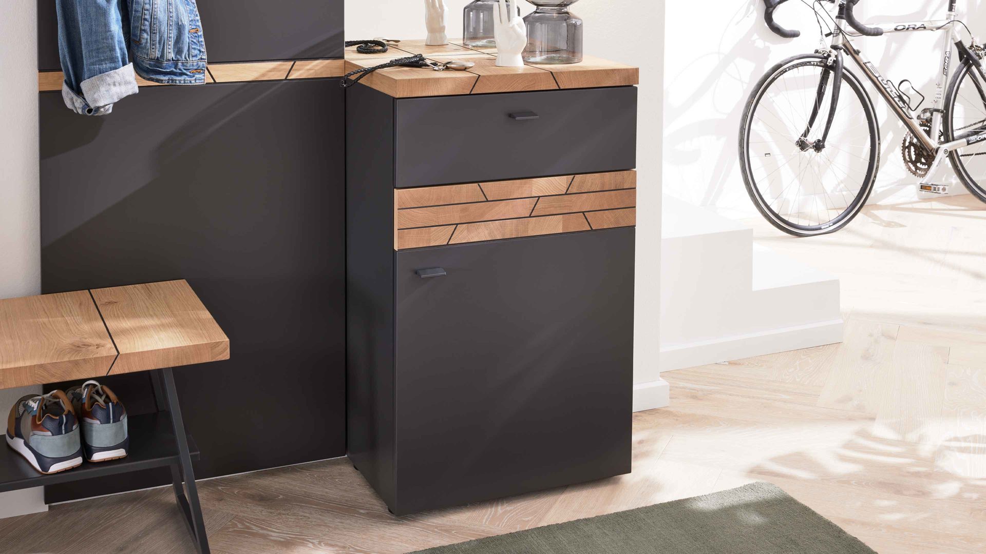 Kombikommode Interliving aus Holz in Schwarz Interliving Garderoben Serie 6011 – Kommode 781101-22 Schiefer Schwarz & Wildeiche - eine Tür, eine Schublade