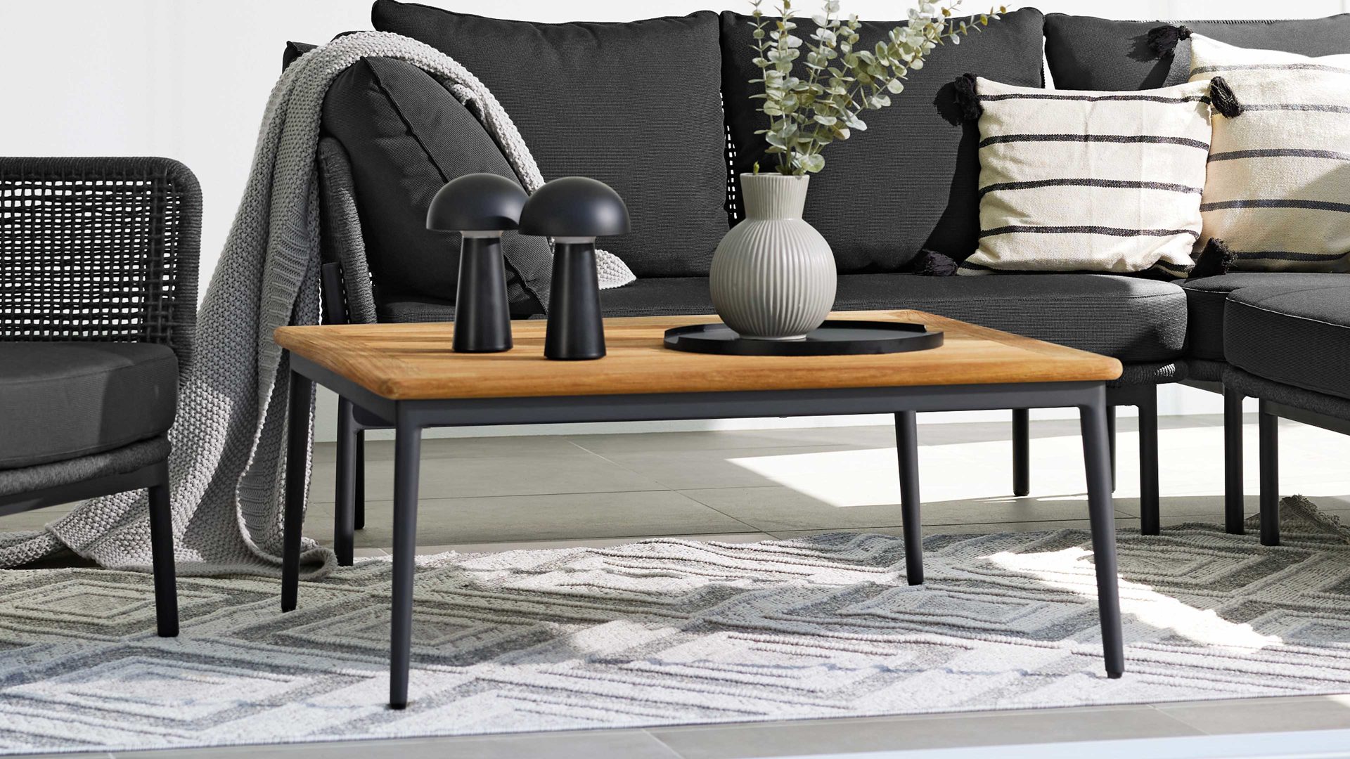 Gartentisch Interliving aus Holz in Holzfarben Interliving Gartenmöbel Serie 7005 – Lounge-Tisch G700 Teakholz & Aluminium - 89 x 89 cm