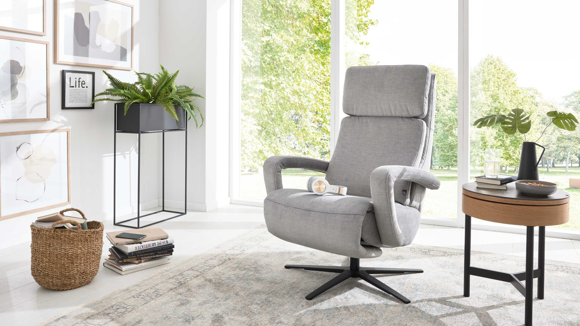 Relaxsessel Interliving aus Stoff in Hellgrau Interliving Sofa Serie 4541 – Relaxsessel manuell - silberfarbener Velours Joyce & Sternfuß V4S