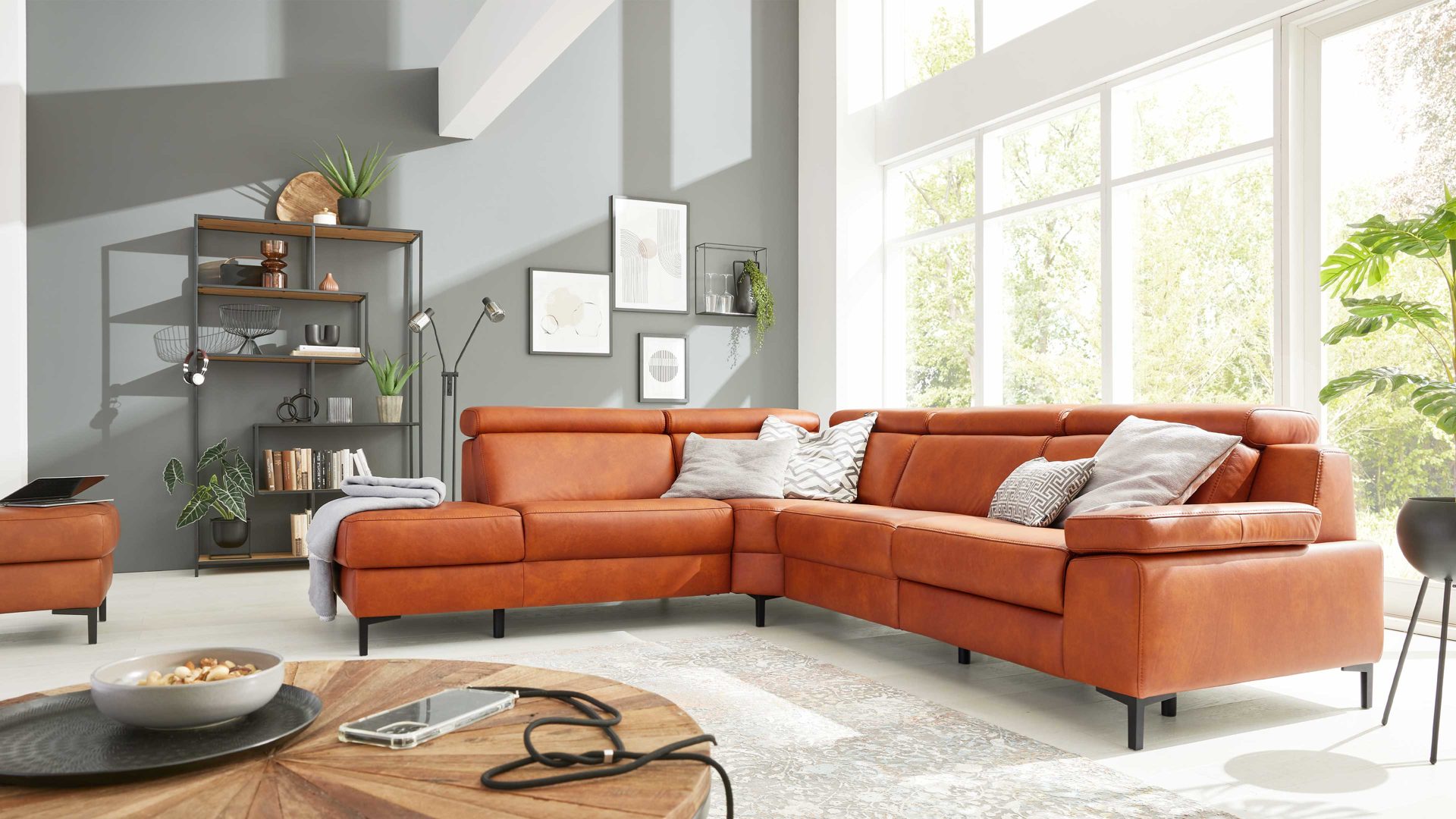 Ecksofa Interliving aus Leder in Hellbraun Interliving Sofa Serie 4060 – Ecksofa cognacfarbenes LongLife-Leder Cloudy - Stellfläche ca. 250 x 285 cm