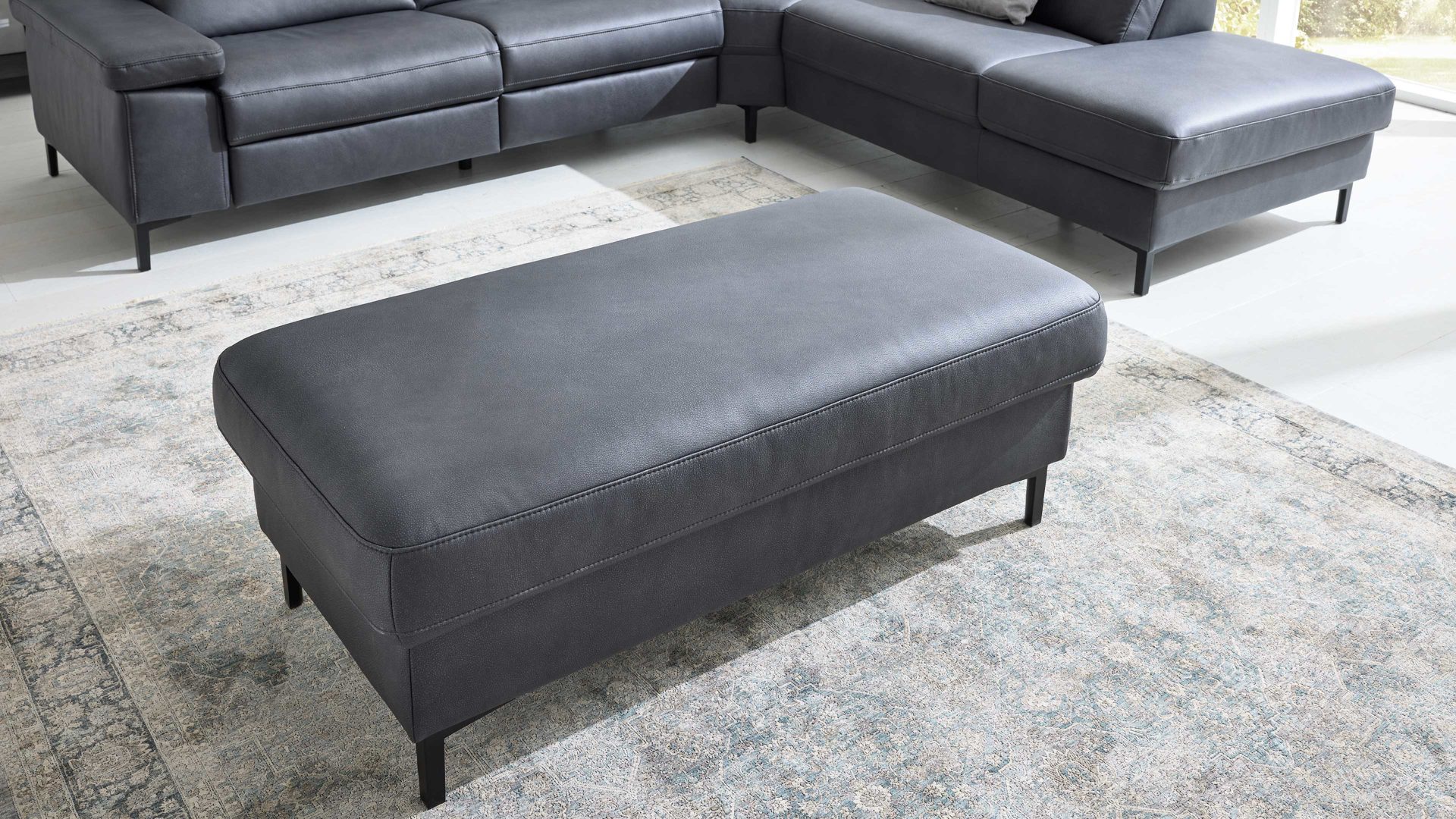 Polsterhocker Interliving aus Stoff in Dunkelgrau Interliving Sofa Serie 4064 - XXL-Hocker graphitfarbene Mikrofaser Galero Punto & Fuß W003-01 - ca. 130 x 65 cm