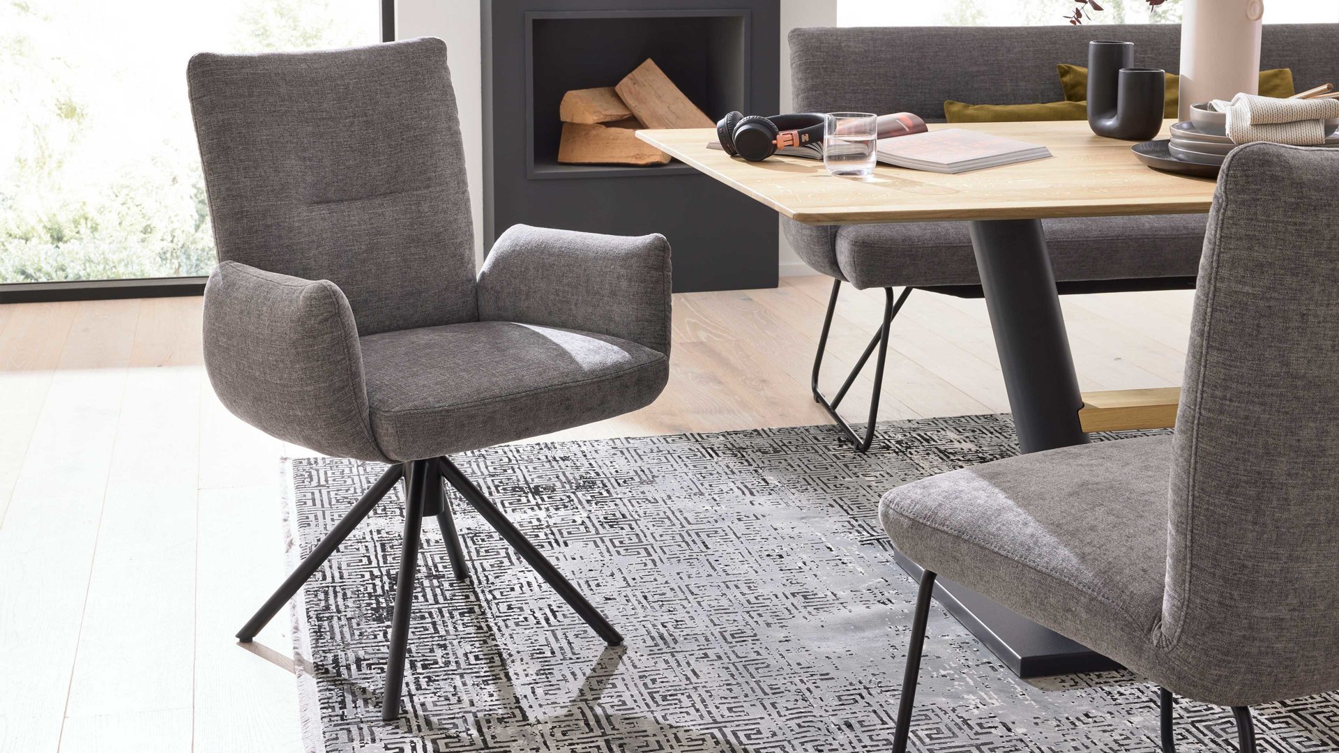 Polsterstuhl Interliving aus Stoff in Grau Interliving Esszimmer Serie 5504 - Armlehnstuhl grauer Bezug Concrete DCT 99 & schwarzer Drehfuß S 349