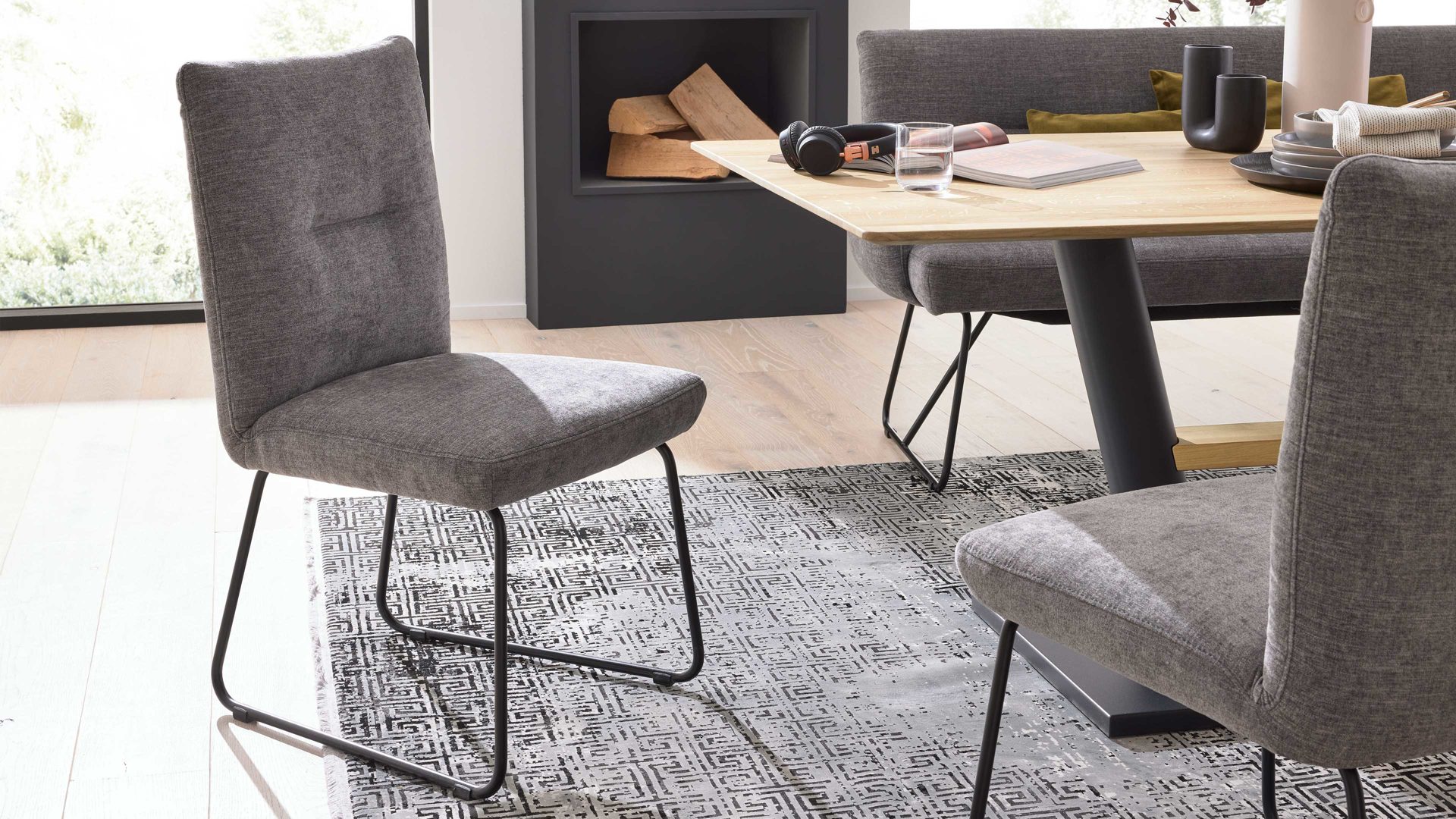 Polsterstuhl Interliving aus Stoff in Grau Interliving Esszimmer Serie 5504 - Polsterstuhl grauer Bezug Concrete DCT 99 & schwarzes Kufengestell S 355