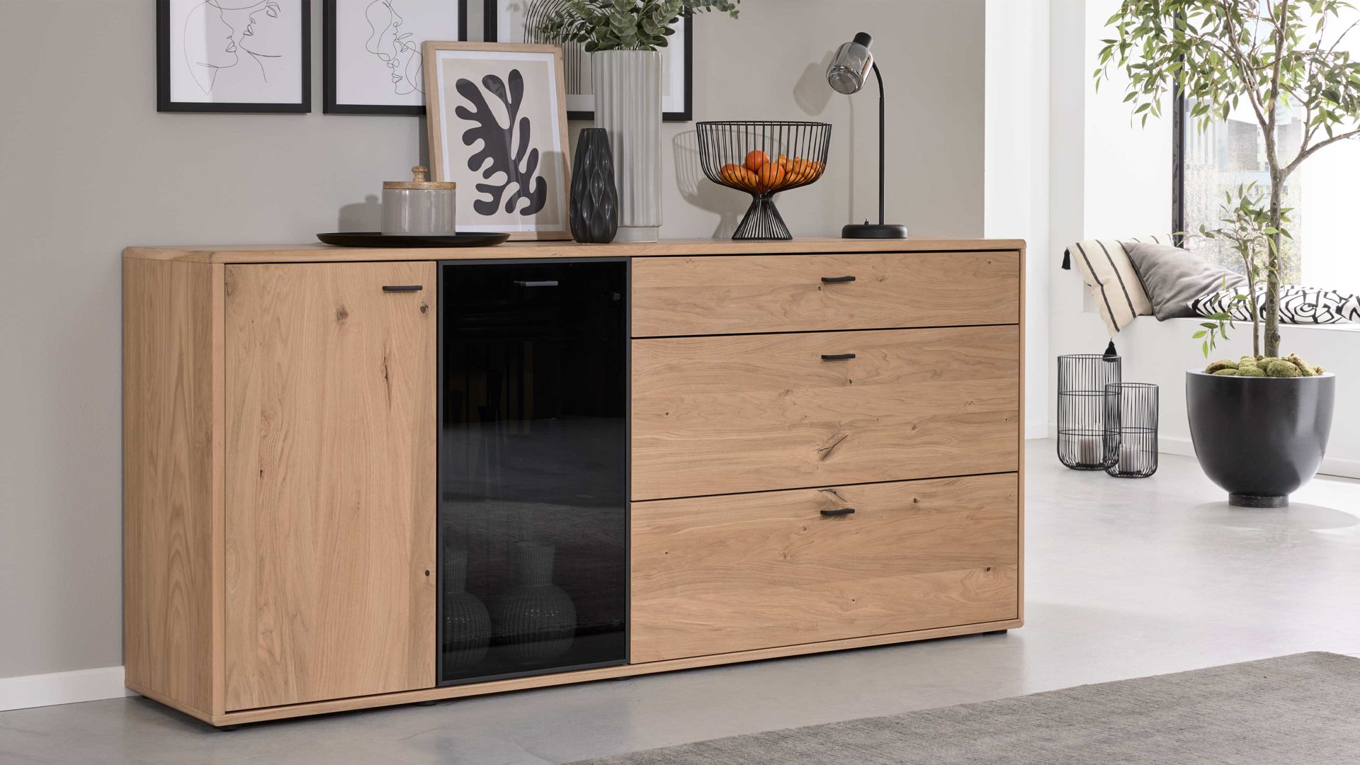Sideboard Interliving aus Holz in Holzfarben Interliving Wohnzimmer Serie 2024 - Sideboard Eiche & Schwarzglas - zwei Türen, drei Schubladen, Länge ca. 200 cm