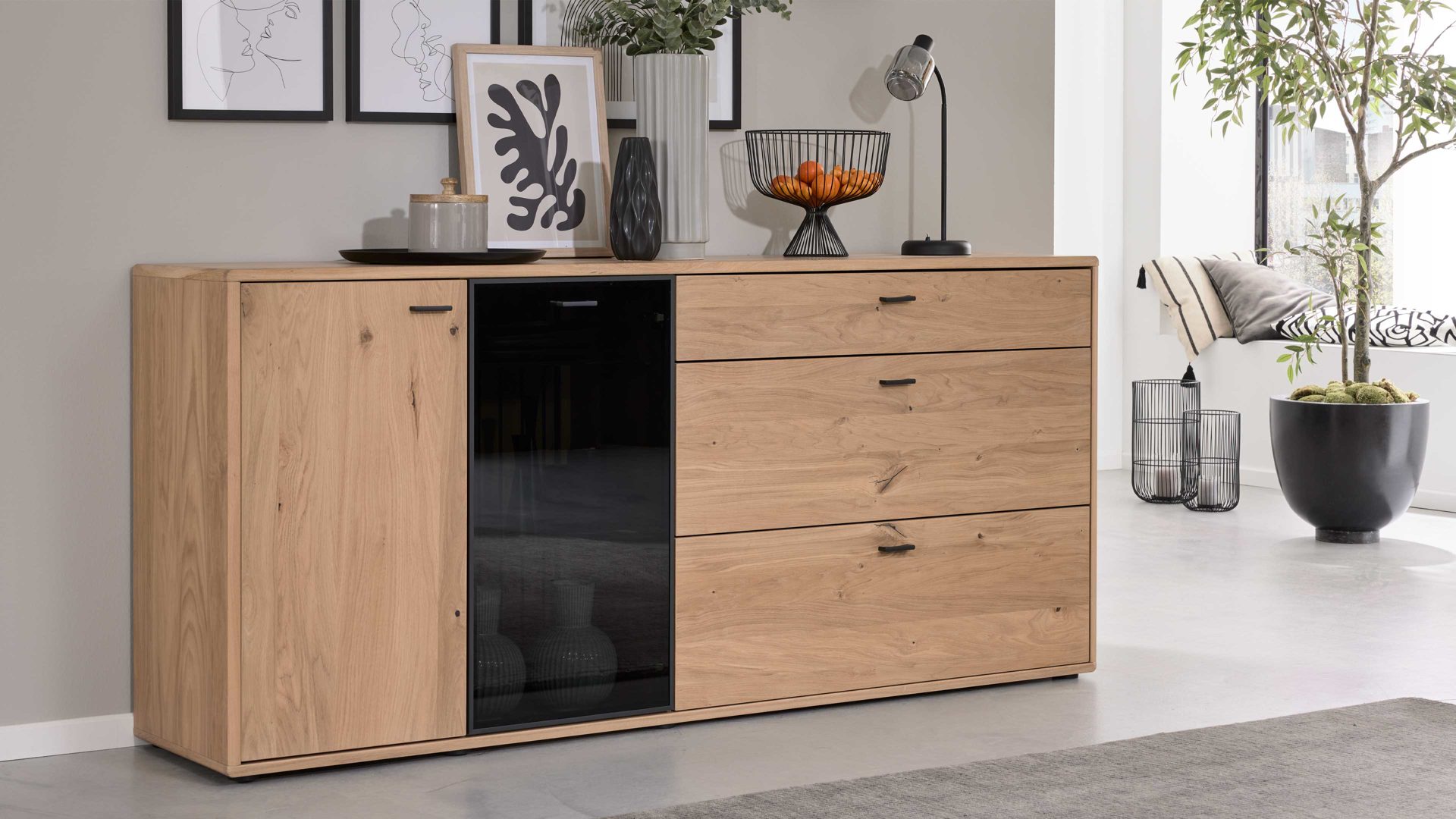 Sideboard Interliving aus Holz in Holzfarben Interliving Wohnzimmer Serie 2024 - Sideboard 33 Eiche & Schwarzglas - zwei Türen, drei Schubladen