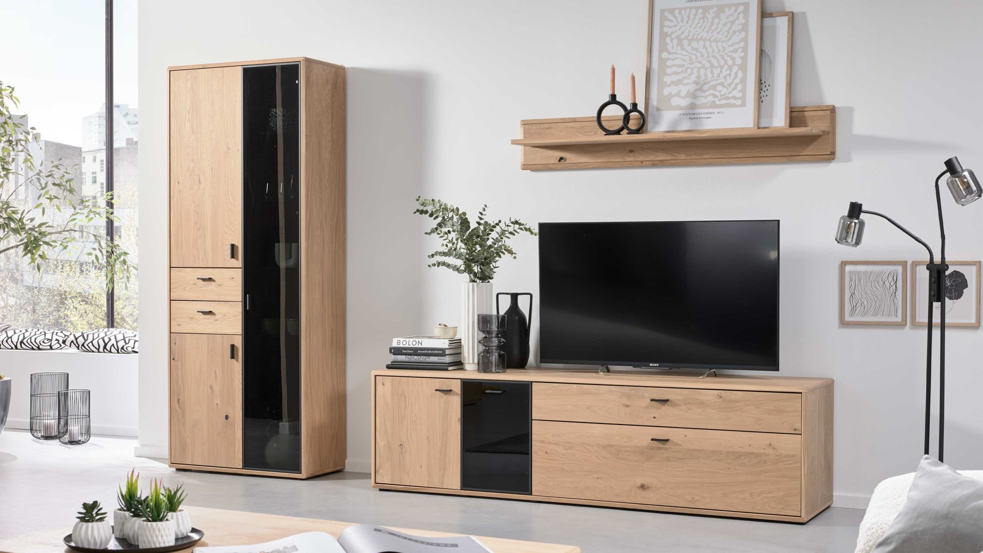 Wohnwand Interliving aus Holz in Holzfarben Interliving Wohnzimmer Serie 2024 - Wohnwand Eiche & Schwarzglas - dreiteilig, Breite ca. 299 cm
