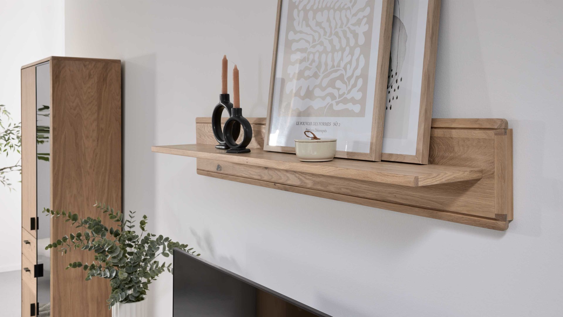 Wandregal Interliving aus Holz in Holzfarben Interliving Wohnzimmer Serie 2024 - Wandregal Eiche - Länge ca. 150 cm