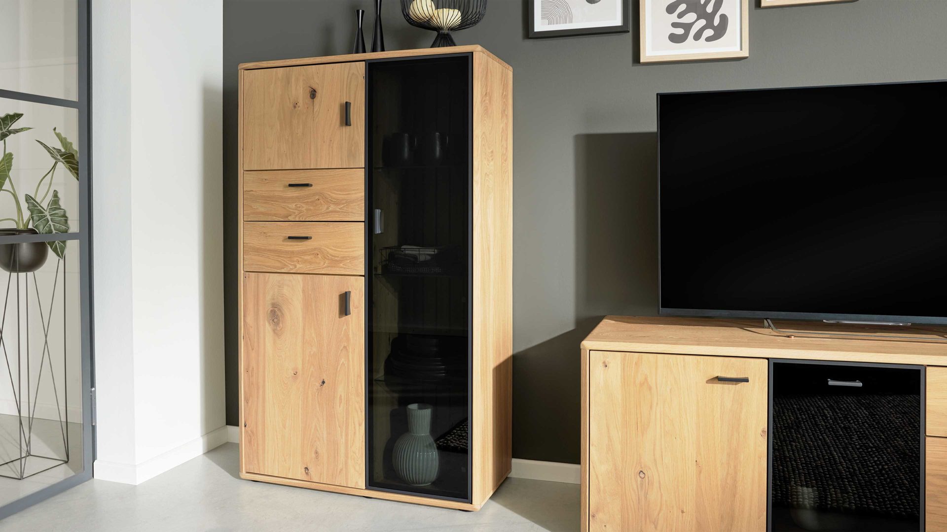 Highboard Interliving aus Holz in Holzfarben Interliving Wohnzimmer Serie 2024 - Highboard Eiche & Schwarzglas - drei Türen, zwei Schubladen