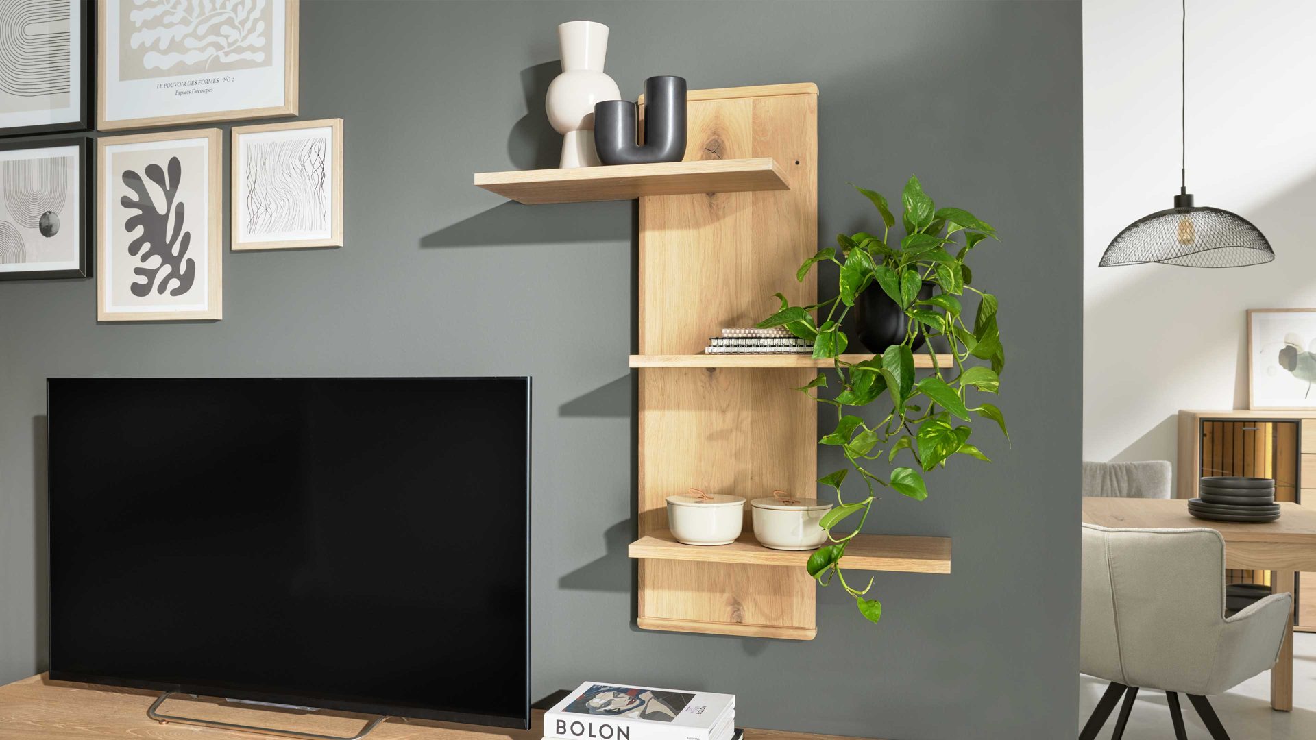 Wandregal Interliving aus Holz in Holzfarben Interliving Wohnzimmer Serie 2024 - Wandregal Eiche - drei Böden, ca. 85 x 106 cm