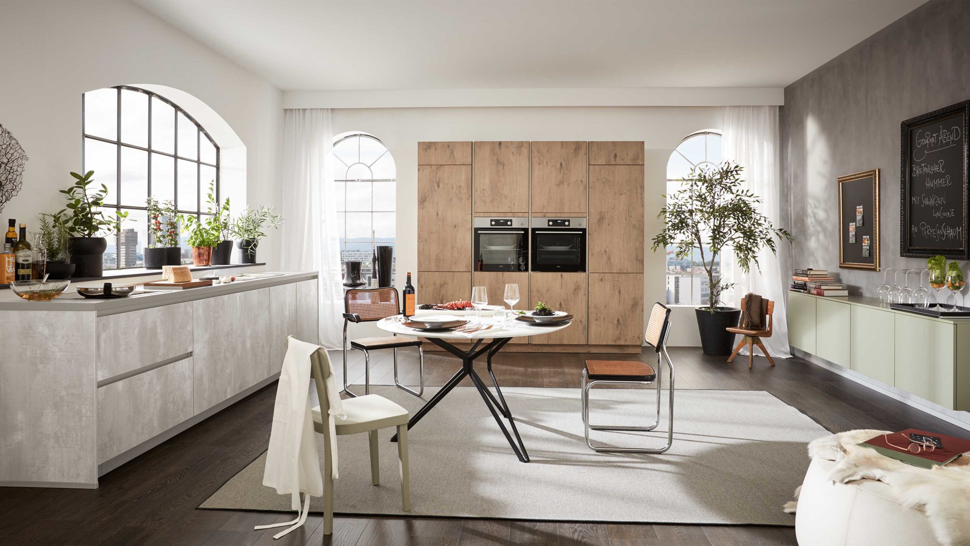 Einbauküche WERT KÜCHE® aus Holz in Holzfarben WERT KÜCHE® Ella mit AEG Einbaugeräten Quarzgrau, Asteiche & Salbeigrün - dreiteilig