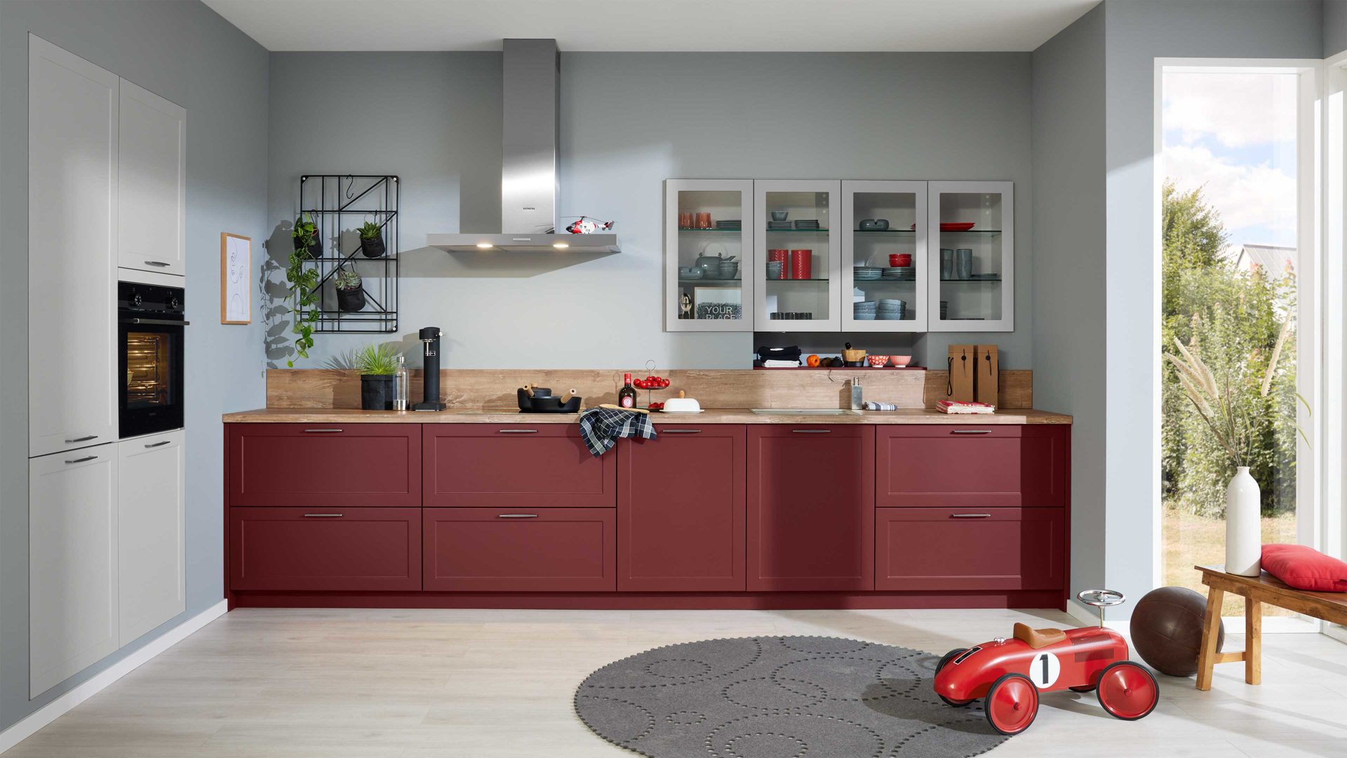 Einbauküche culineo aus Holz in Dunkelrot Culineo Einbauküche Piemont mit SIEMENS Einbaugeräten Rubin & Zirkon - zweizeilig