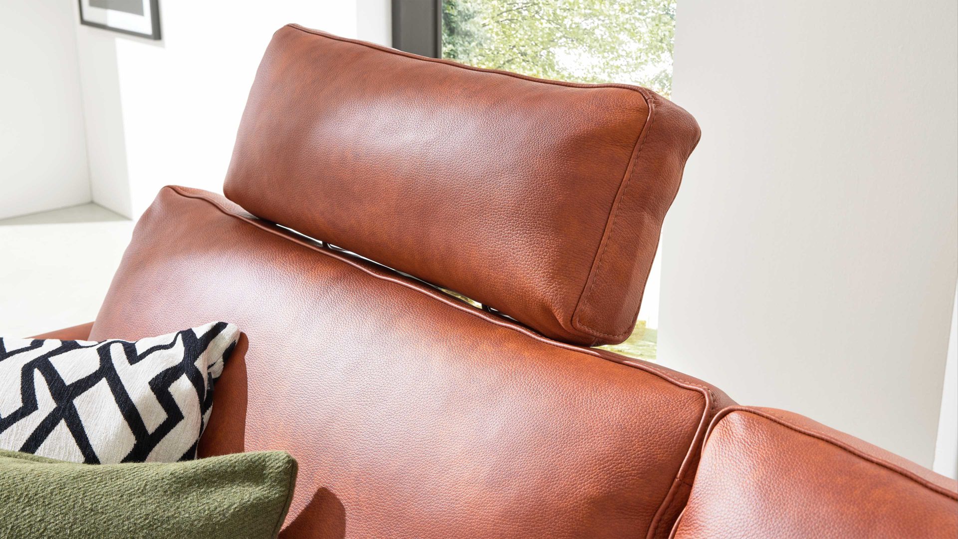Kopfstütze Interliving aus Leder in Orange Interliving Sofa Serie 4004 - Kopfstütze cognacfarbenes LongLife-Leder Z75-50 - Breite ca. 60 cm