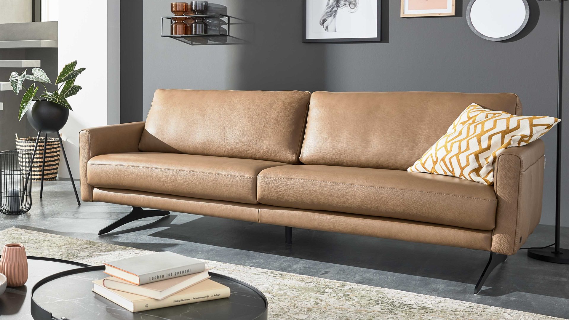 Zweisitzer Interliving aus Leder in Hellbraun Interliving Sofa Serie 4004 - Zweisitzer fangofarbenes LongLife-Leder Z84-21 - Länge ca. 220 cm
