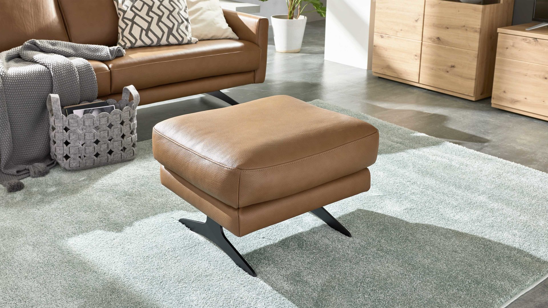 Polsterhocker Interliving aus Leder in Hellbraun Interliving Sofa Serie 4004 - Hocker G70 fangofarbenes LongLife-Leder Z84-21 - ca. 70 x 60 cm