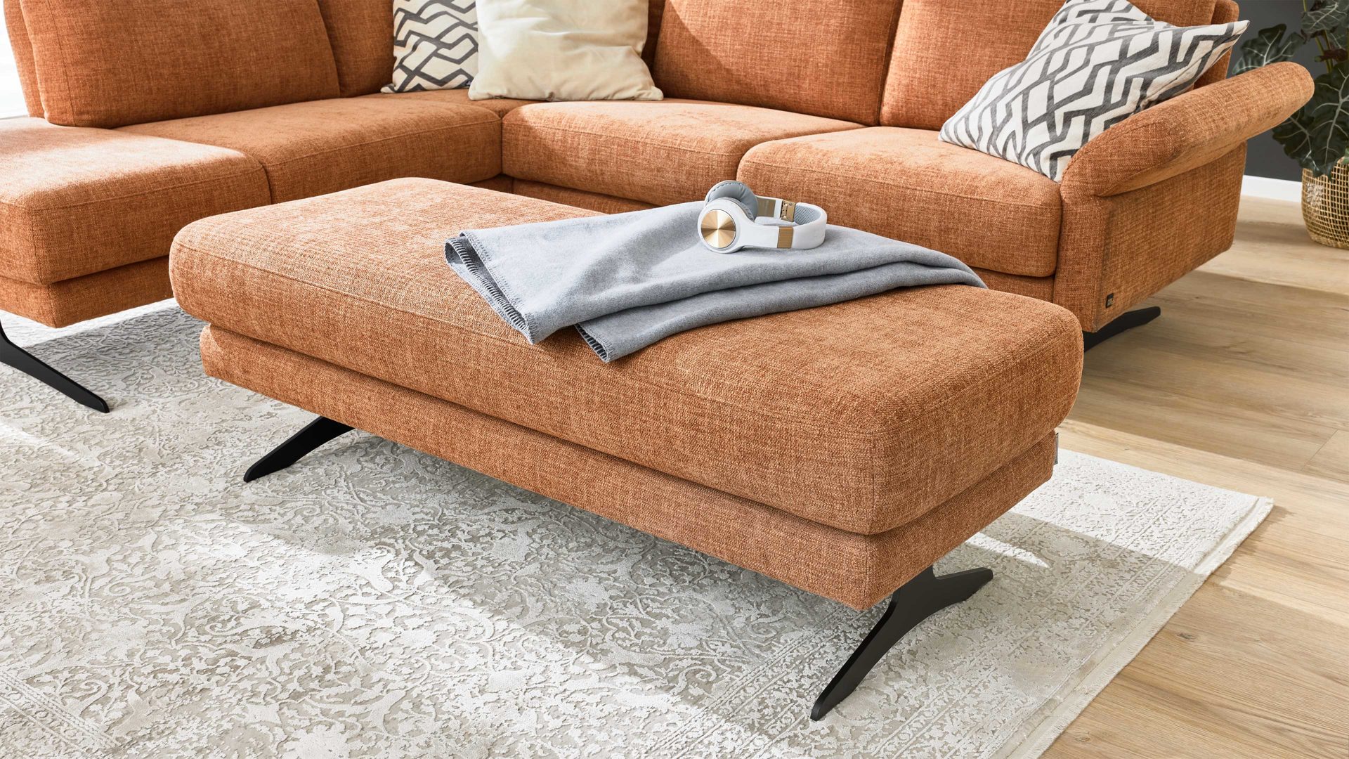 Polsterhocker Interliving aus Stoff in Orange Interliving Sofa Serie 4004 - XXL-Hocker puderfarbene Chenille S43-17 - ca. 140 x 60 cm