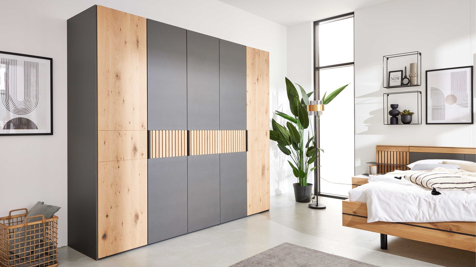 Kleiderschrank Interliving aus Holz in Holzfarben Interliving Schlafzimmer Serie 1029 – Kleiderschrank Wildeiche & Graphit - fünftürig, Breite ca. 249 cm