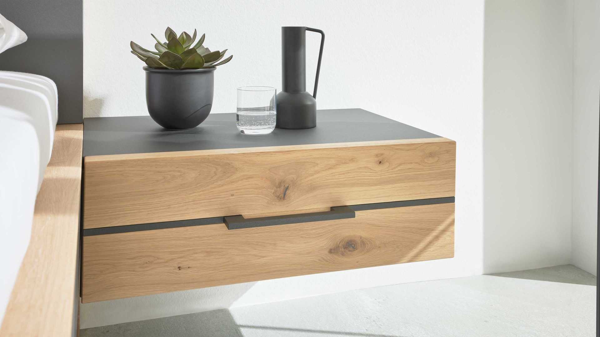Nachtkommode Interliving aus Holz in Holzfarben Interliving Schlafzimmer Serie 1029 – Hängekonsole rechts, eine Schublade - Wildeiche & Graphit
