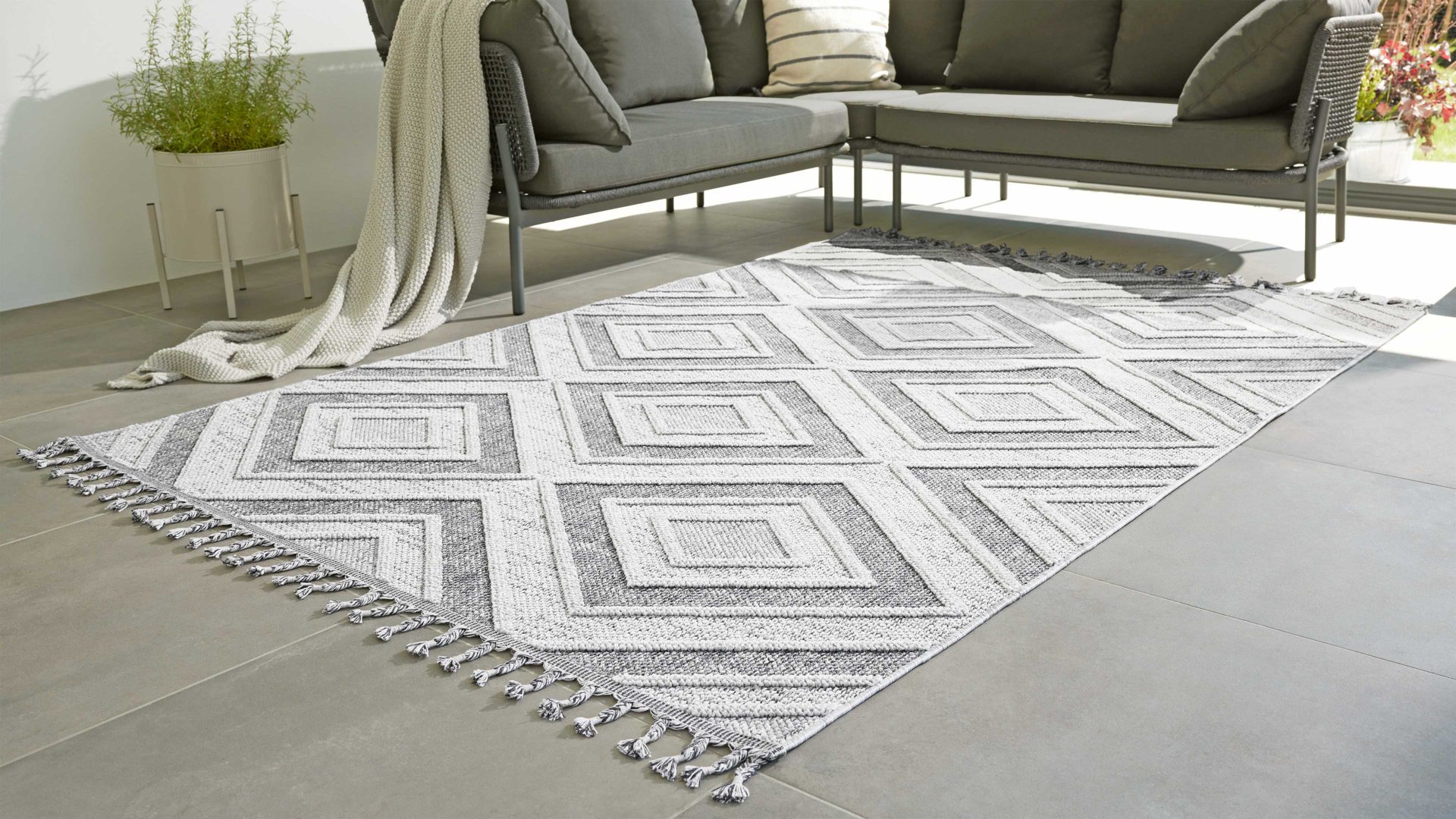 Outdoor-Teppich Interliving aus Kunstfaser in Grau Interliving Teppich Serie G-8010 - Outdoor-Teppich graues Rautenmuster - ca. 80 x 150 cm