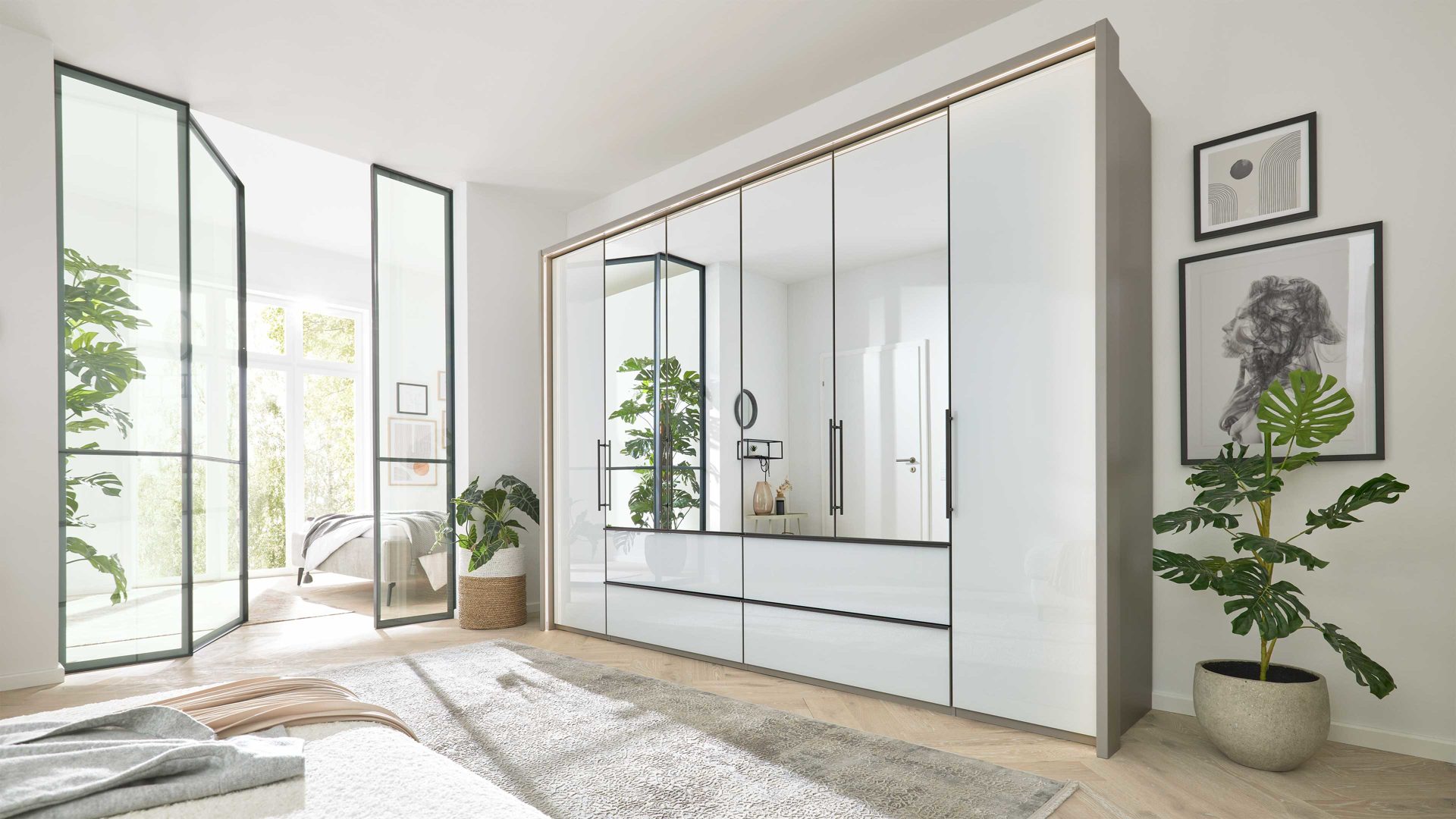 Kleiderschrank Interliving aus Holz in Weiß Interliving Kleiderschrank Serie 1205 – Falttürenschrank Weiß & Kieselgrau – sechs Türen, vier Schubladen, Breite ca. 300 cm