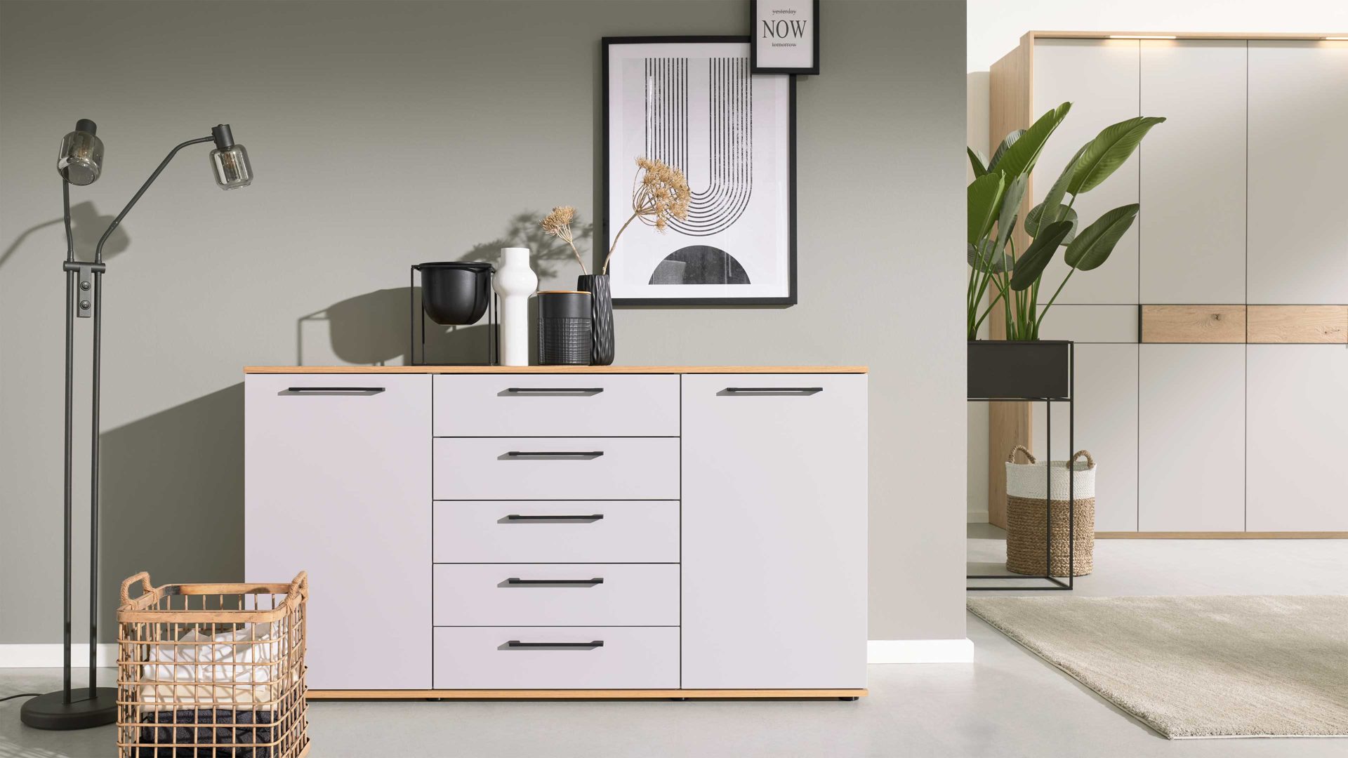 Kombikommode Interliving aus Holz in Hellgrau Interliving Kleiderschrank Serie 1207 – Kombikommode Satingrau & Wildeiche – zwei Türen, fünf Schubladen, Breite ca. 151 cm