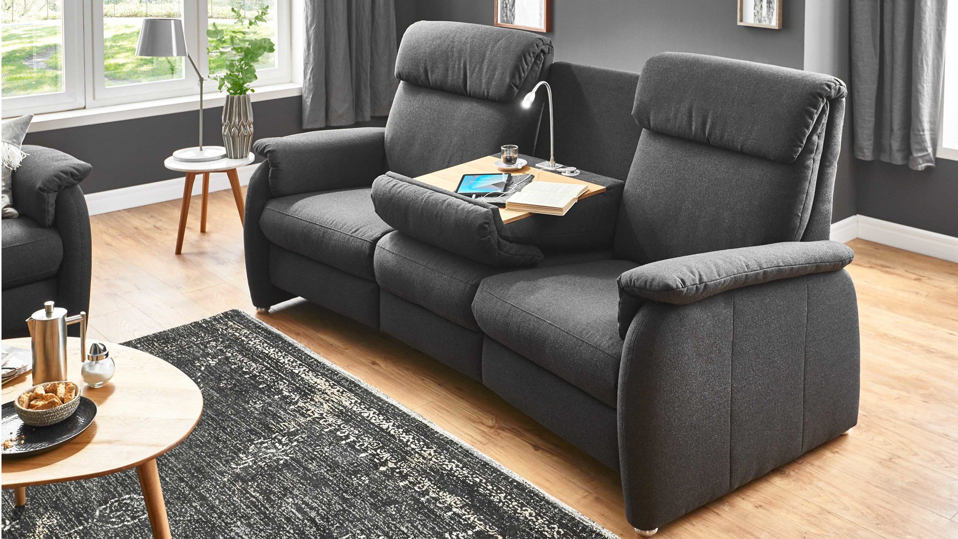 Dreisitzer COMFORT SMART aus Stoff in Anthrazit COMFORT SMART Alto - Trapezsofa mit Extras anthrazitfarbenes Flachgewebe Orlando & Aluminiumfüße – Länge ca. 226 cm