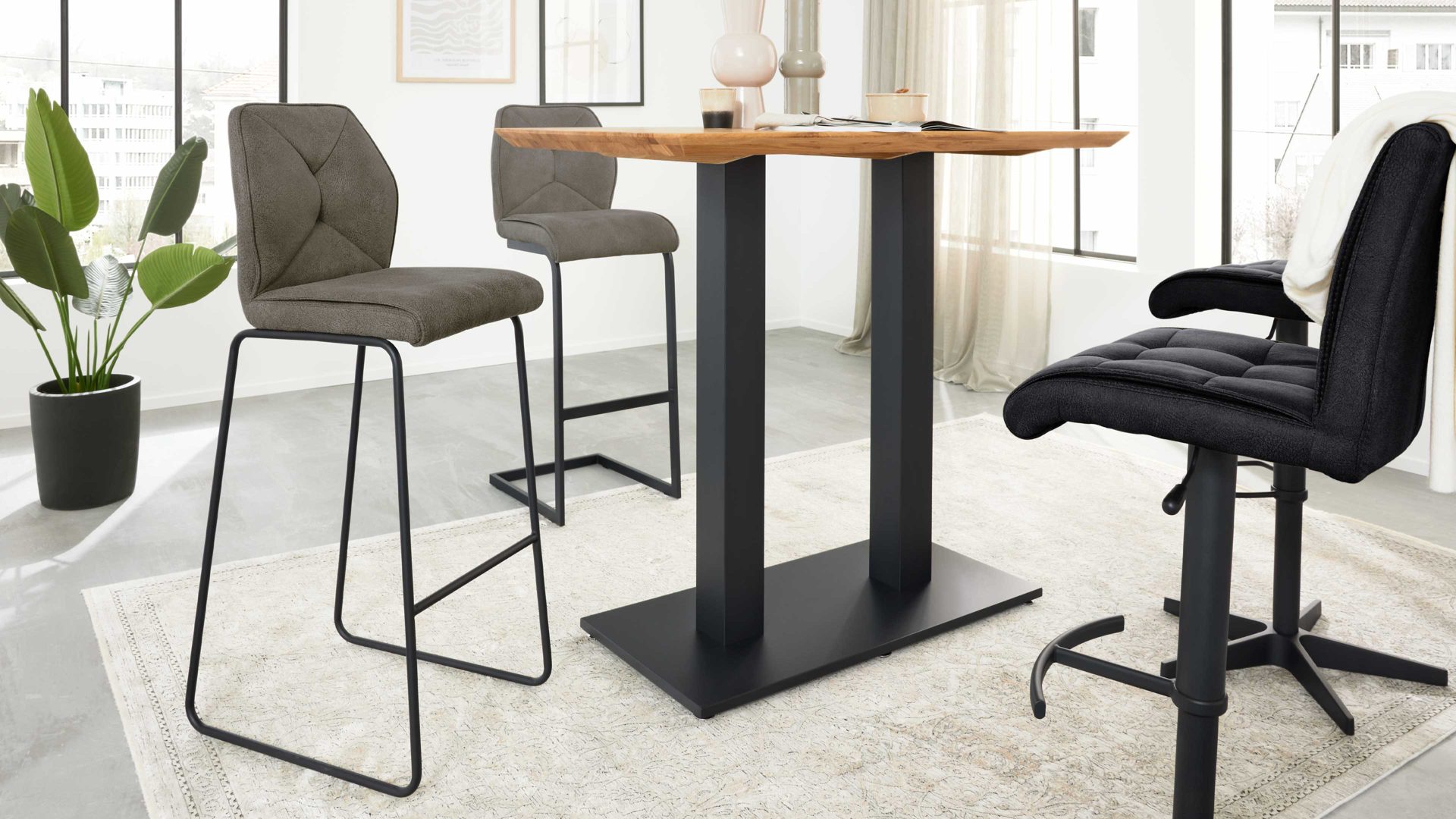 Barstuhl Interliving aus Kunstfaser in Dunkelgrau Interliving Esszimmer Serie 5104 – Barstuhl dunkelgraue Mikrofaser Onyx & mattschwarzes Rundrohr