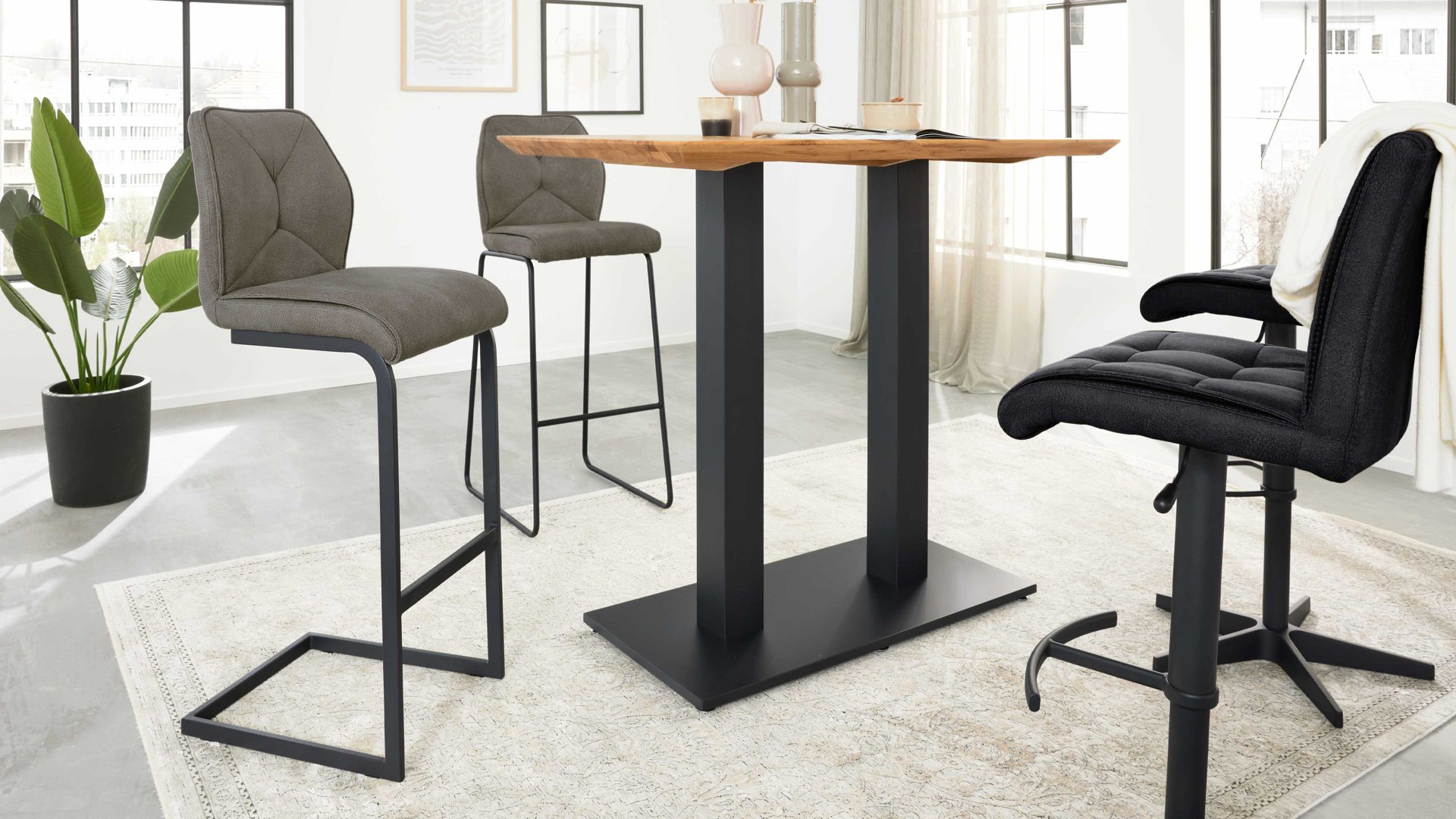 Barstuhl Interliving aus Kunstfaser in Dunkelgrau Interliving Esszimmer Serie 5104 – Barstuhl dunkelgraue Mikrofaser Onyx & mattschwarzes Vierkantrohr