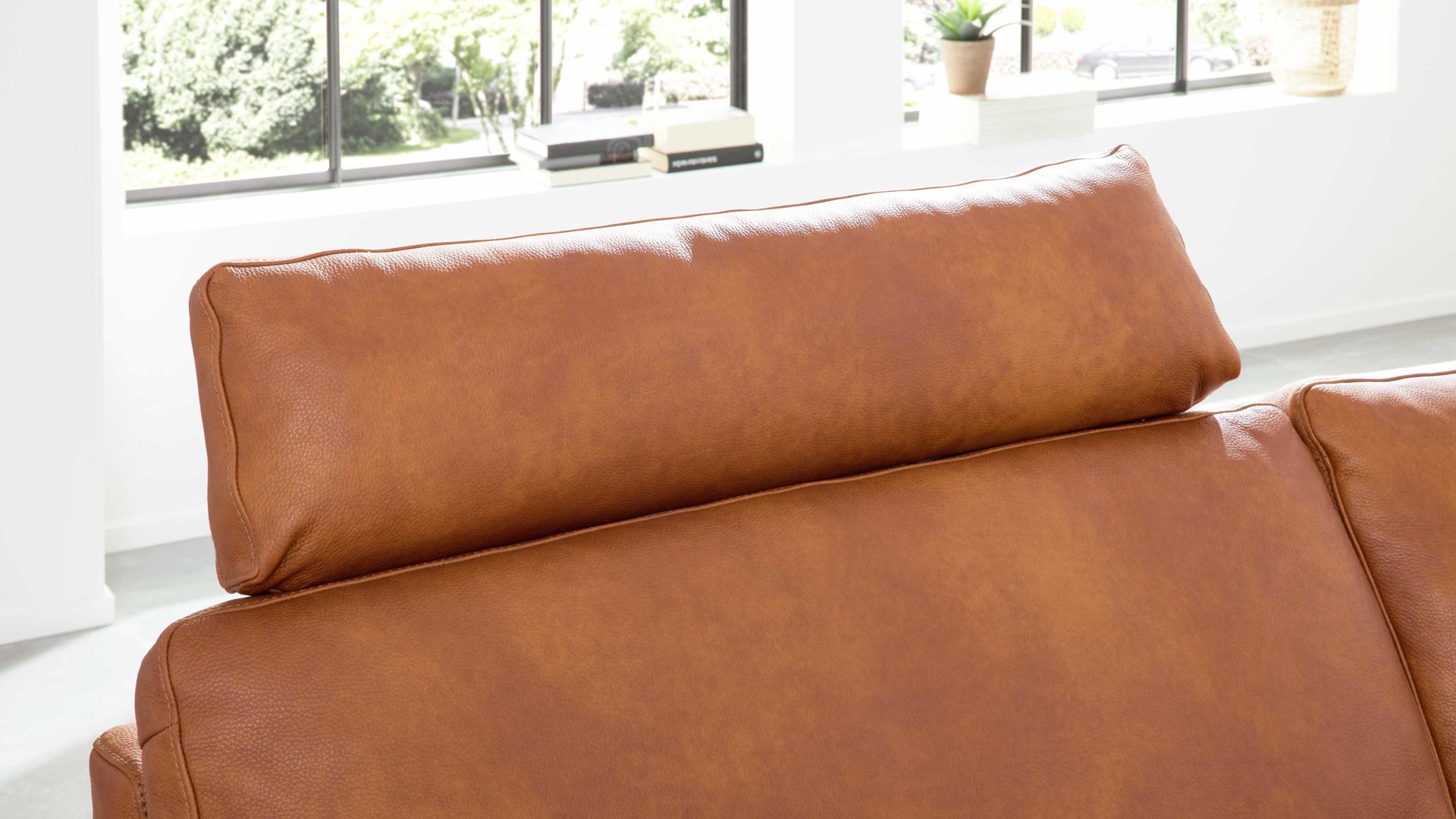 Kopfstütze Interliving aus Leder in Orange Interliving Sofa Serie 4004 - Kopfstütze cognacfarbenes LongLife-Leder Z75-50 - Breite ca. 90 cm