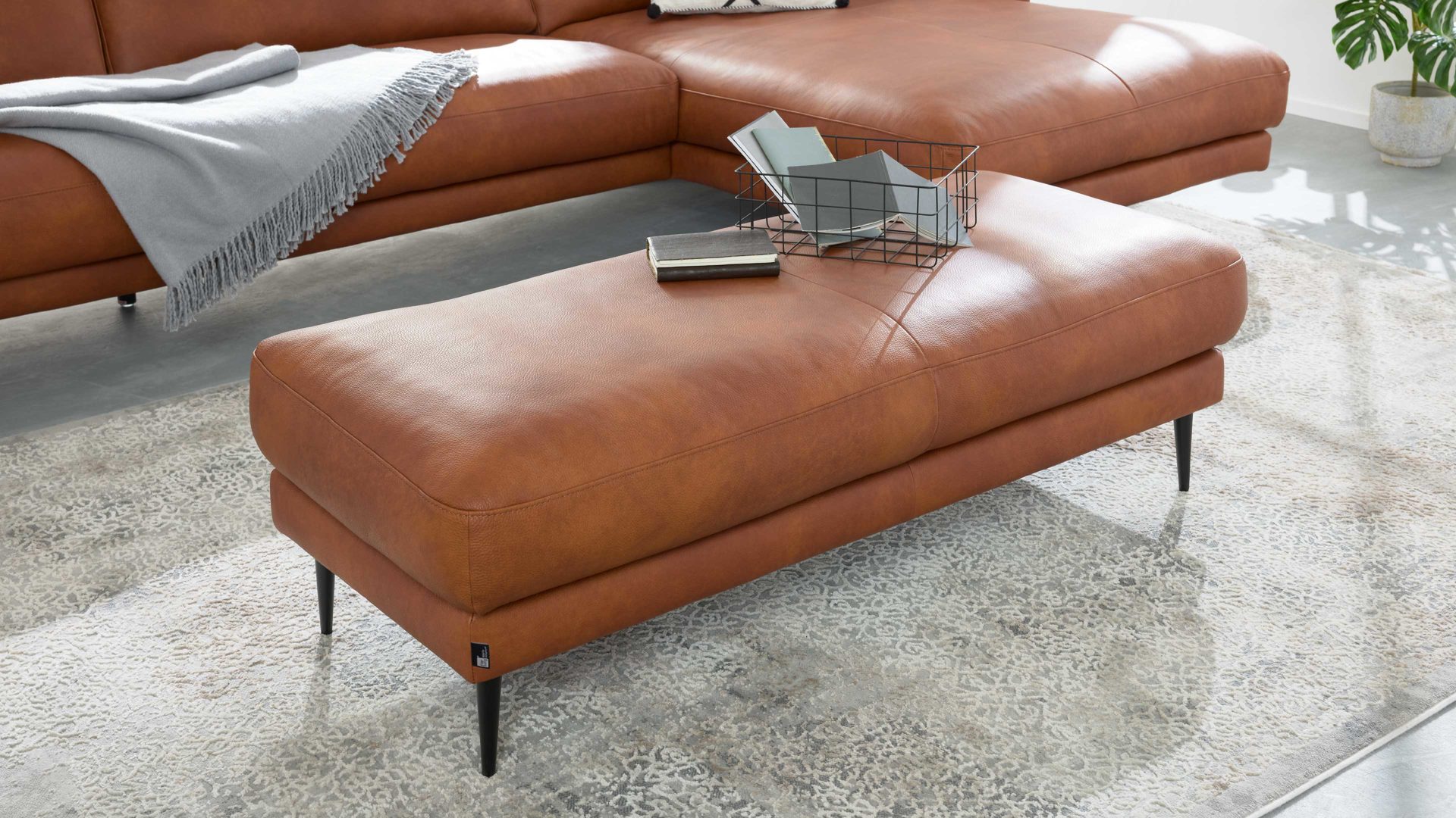 Polsterhocker Interliving aus Leder in Orange Interliving Sofa Serie 4004 - XXL-Hocker G140 cognacfarbenes LongLife-Leder Z75-50 - ca. 140 x 60 cm