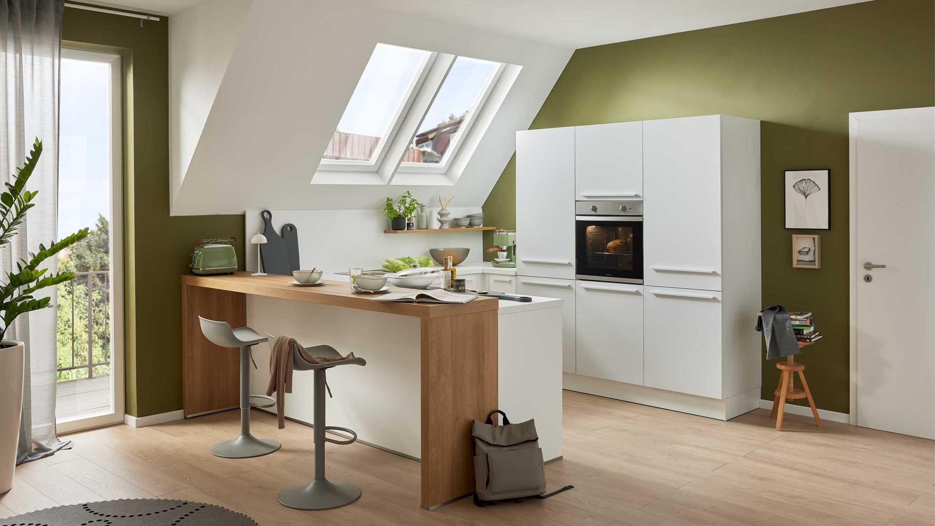 Einbauküche WERT KÜCHE® aus Holz in Weiß WERT KÜCHE® Nora mit gorenje Einbaugeräten Kristallweiß & Aurora Eiche – Stellfläche ca. 299 x 275 cm