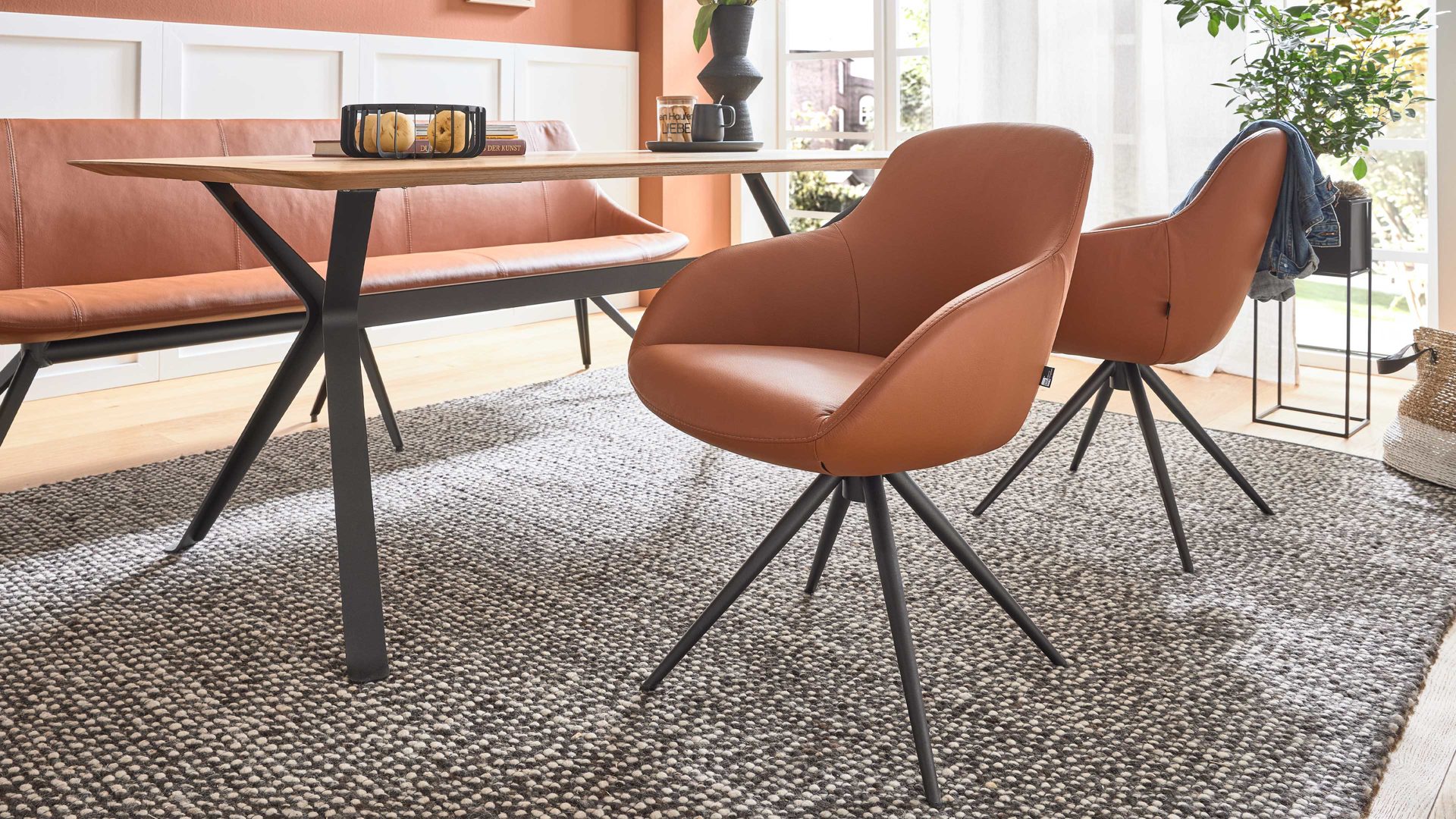 Polsterstuhl Interliving aus Leder in Hellbraun Interliving Esszimmer Serie 5115 - Armlehnstuhl mit Stativgestell sattelfarbenes Leder LD2015 & anthrazitfarbenes Metall