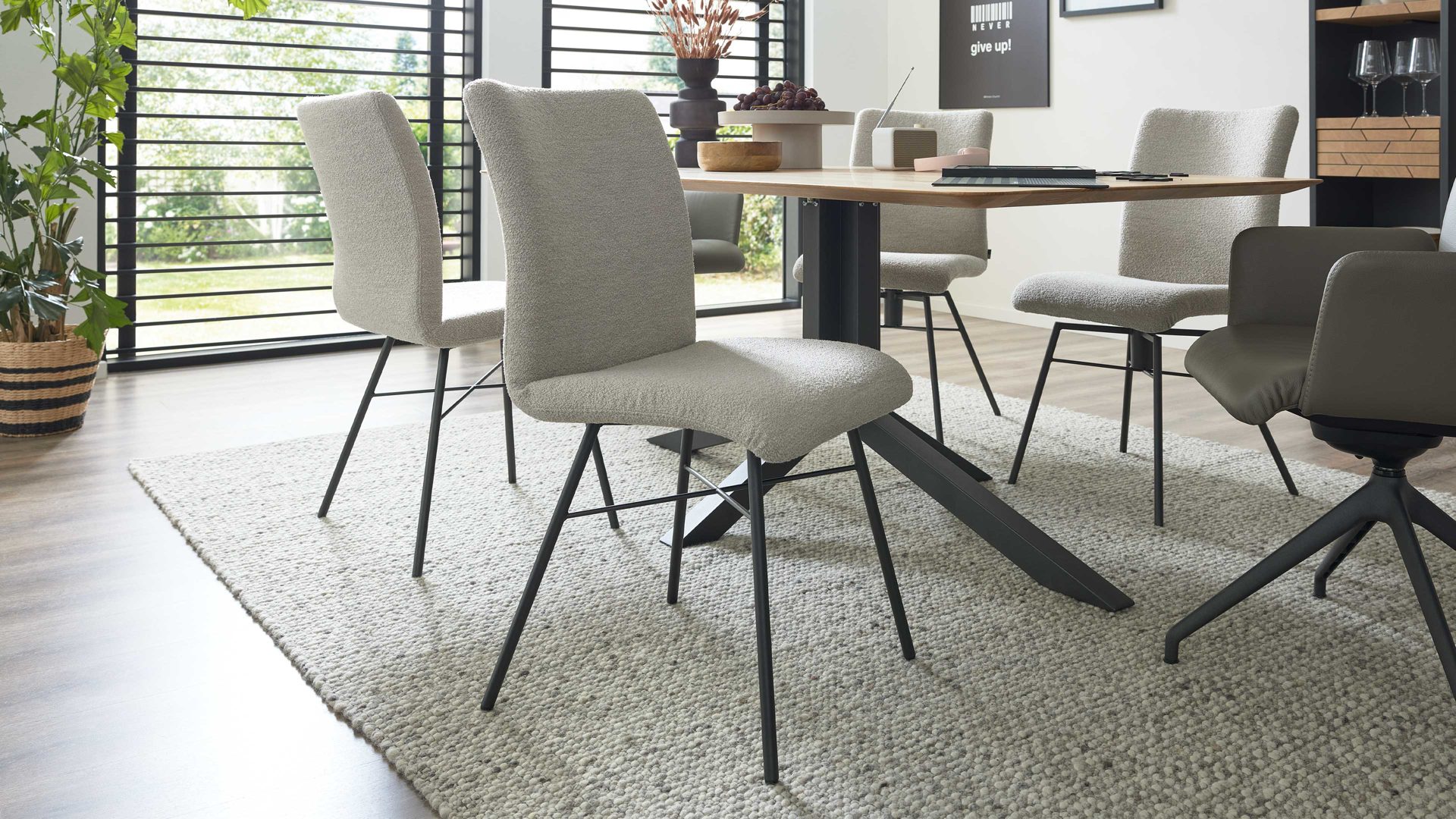 Vierfußstuhl Interliving aus Stoff in Weiß Interliving Esszimmer Serie 5115 - Vierfußstuhl mit kuscheligem Bezug naturweißer Bezug Alpine 01 & anthrazitfarbenes Metall