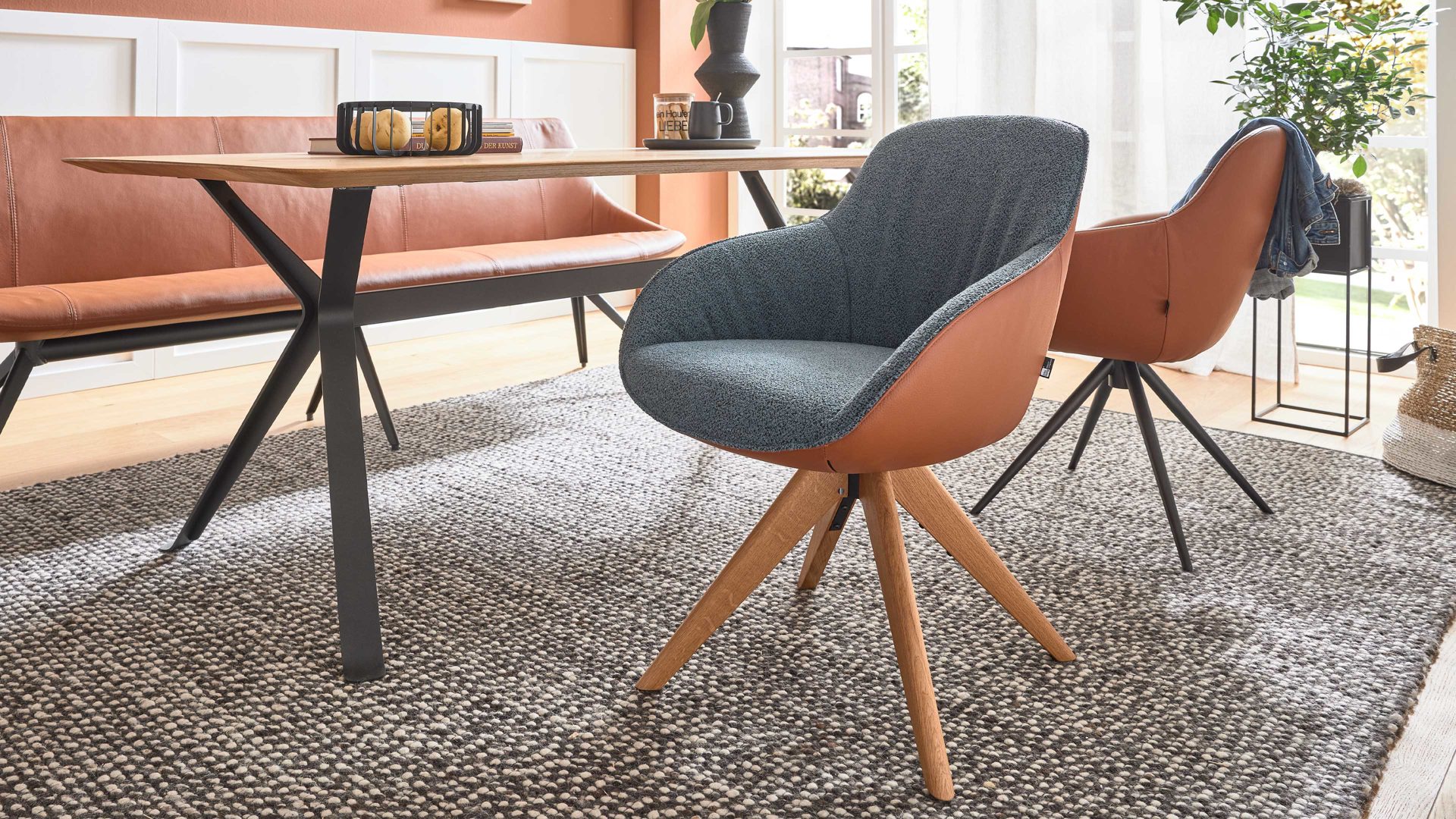 Polsterstuhl Interliving aus Stoff in Blau Interliving Esszimmer Serie 5115 - Armlehnstuhl in Stoff-Leder-Kombination sattelfarbenes Leder LD2015 & denimfarbener Bezug Alpine 153, Eiche