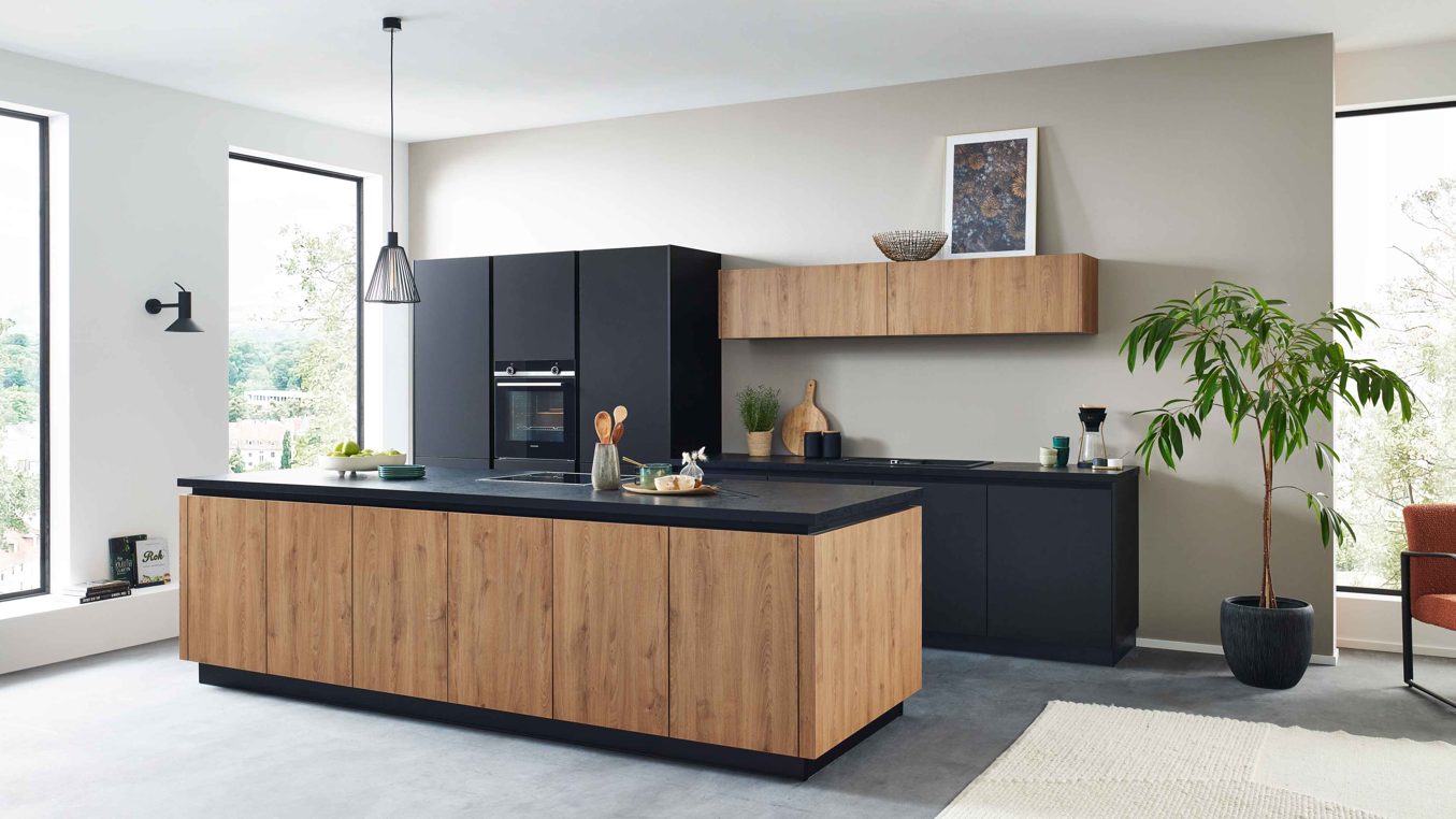 Einbauküche WERT KÜCHE® aus Holz in Holzfarben WERT KÜCHE® Mattea mit SIEMENS Einbaugeräten cognacbraune Eiche & Onyxschwarz - zweiteilig