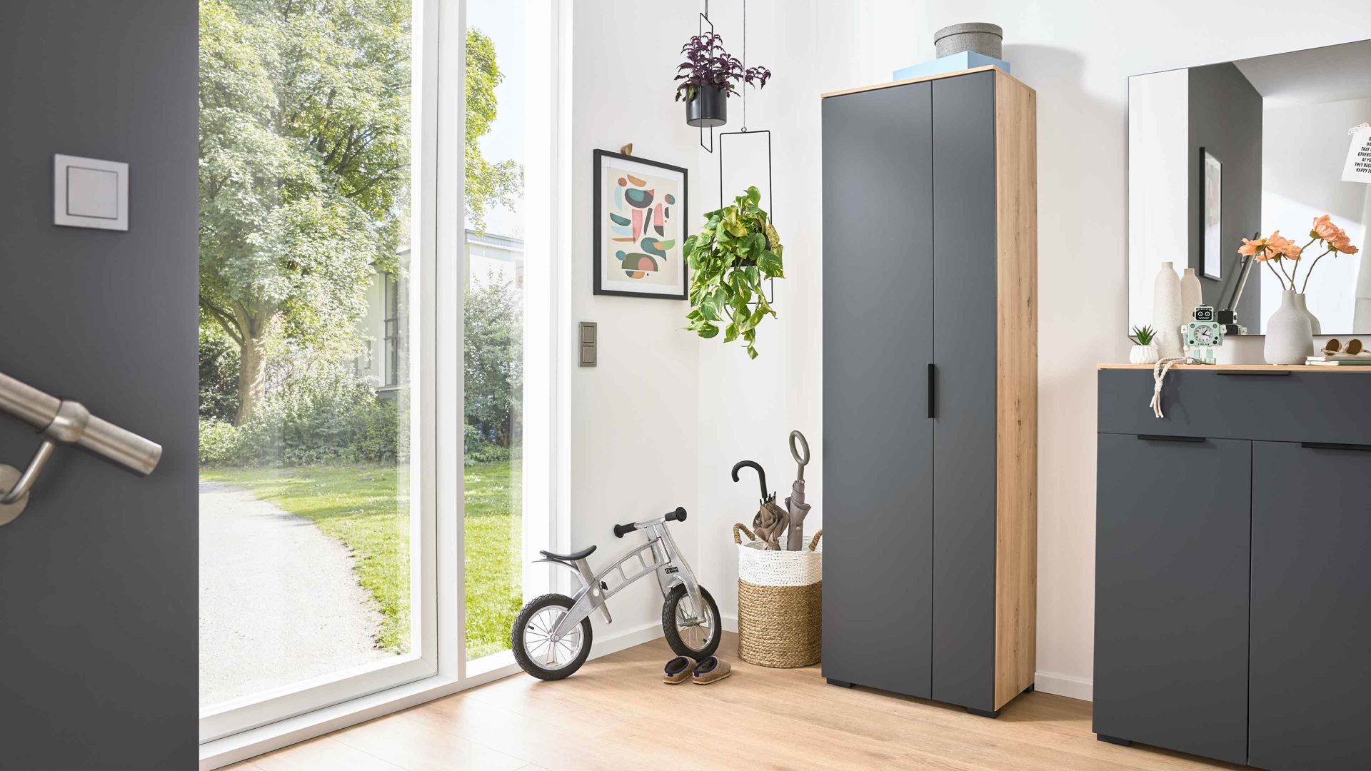 Garderobenschrank Interliving aus Holz in Anthrazit Interliving Garderobe Serie 6012 - Garderobenschrank anthrazitfarbener Mattlack & Asteiche - eine Tür, Breite ca. 60 cm